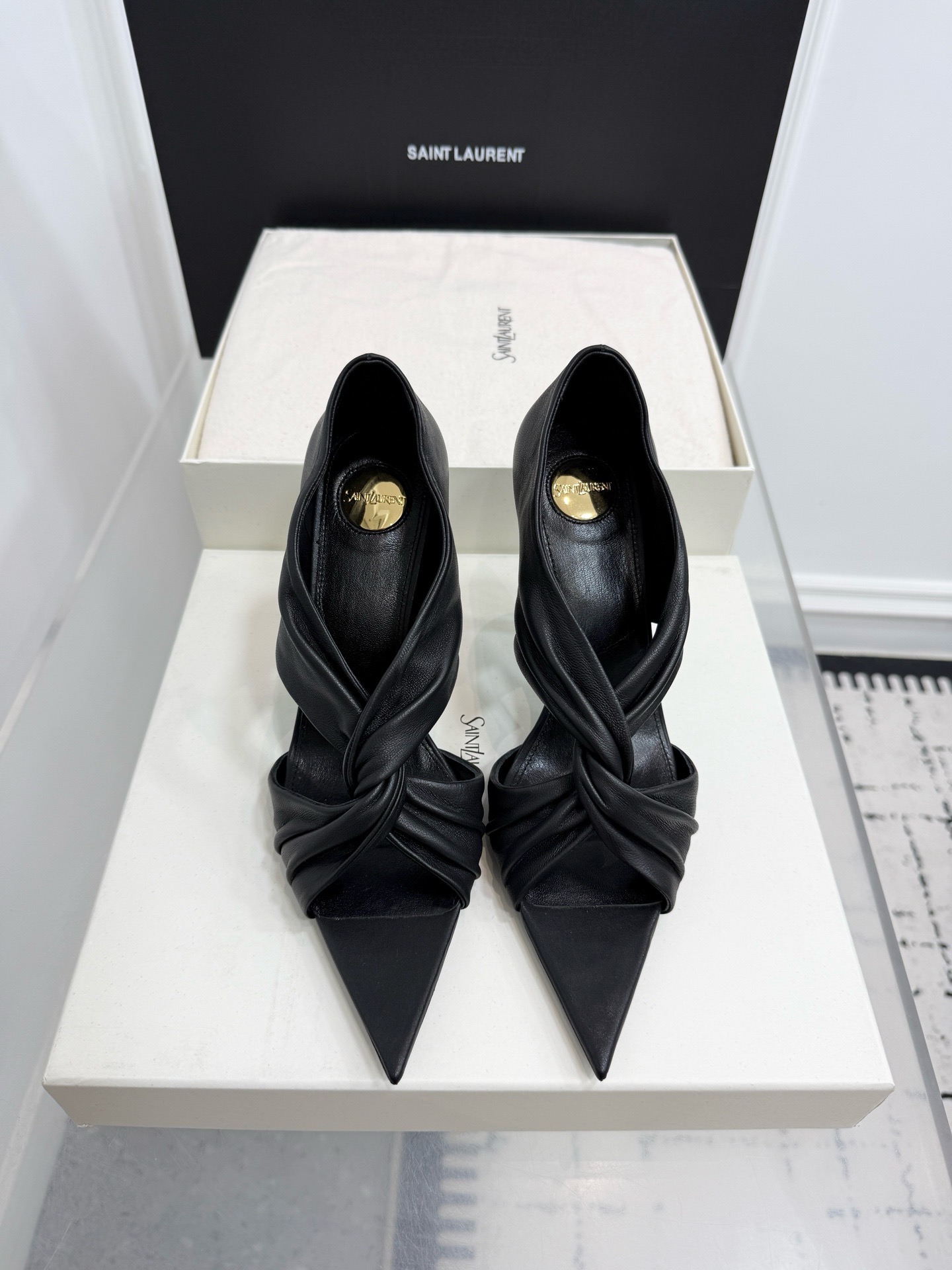 Туфли женские в стиле Saint Laurent из натуральной кожи черного цвета