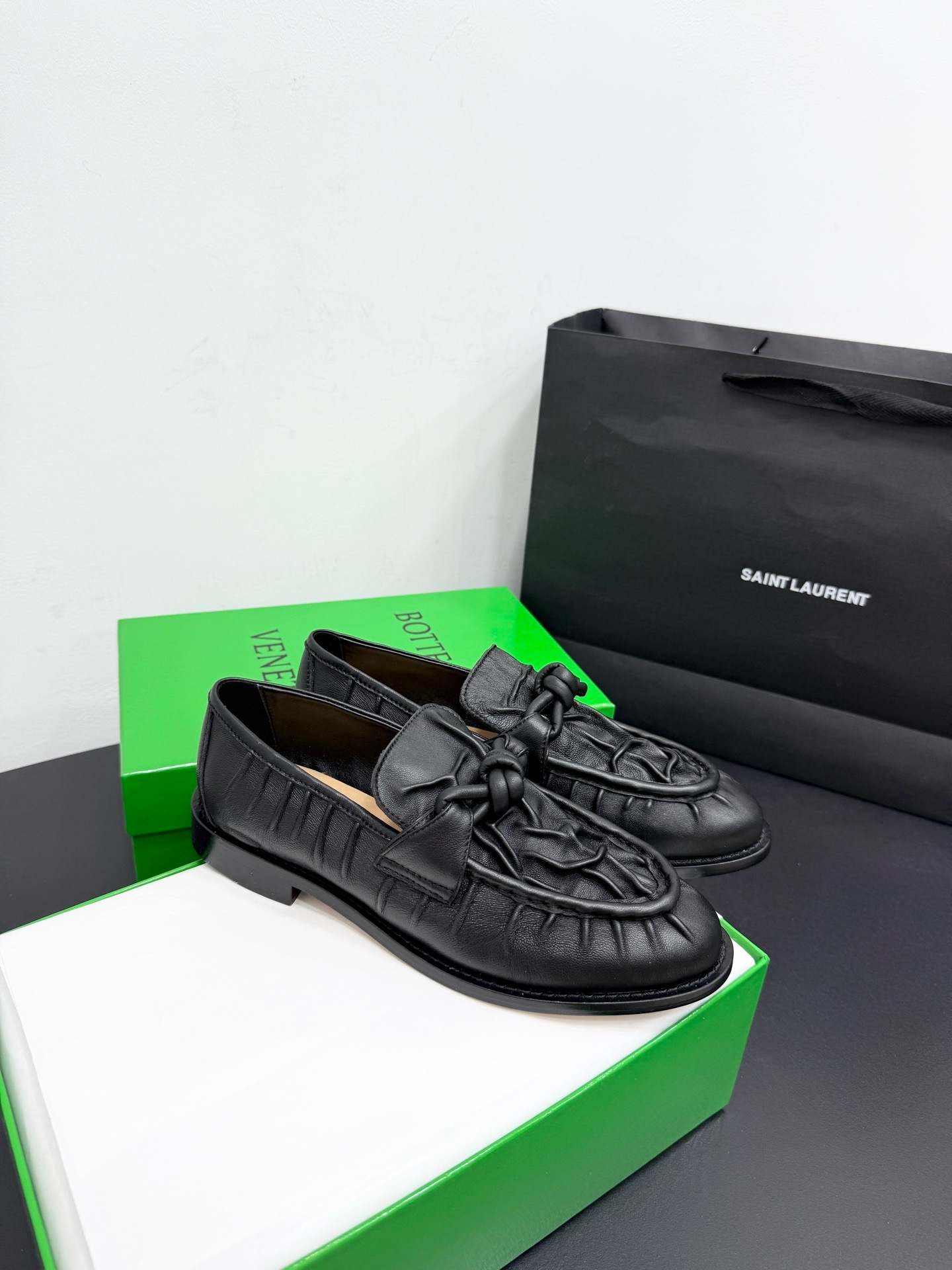 Лоферы женские в стиле Bottega Veneta Astaire чёрного цвета