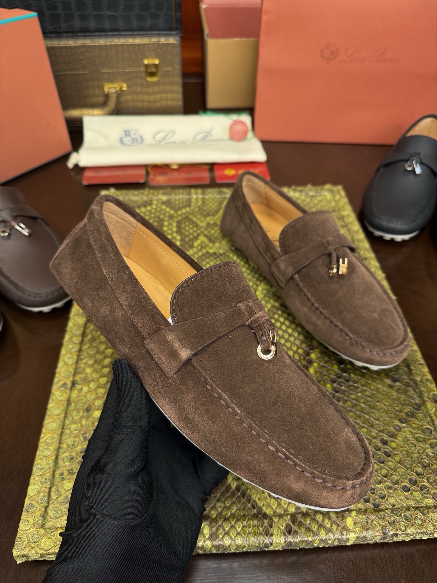 Мокасины мужские Loro Piana из натуральной замши тёмно-коричневого цвета
