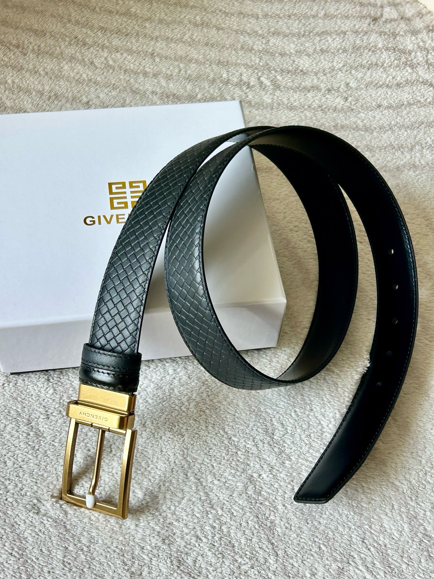 Ремень мужской Givenchy чёрного цвета и пряжкой золотого цвета