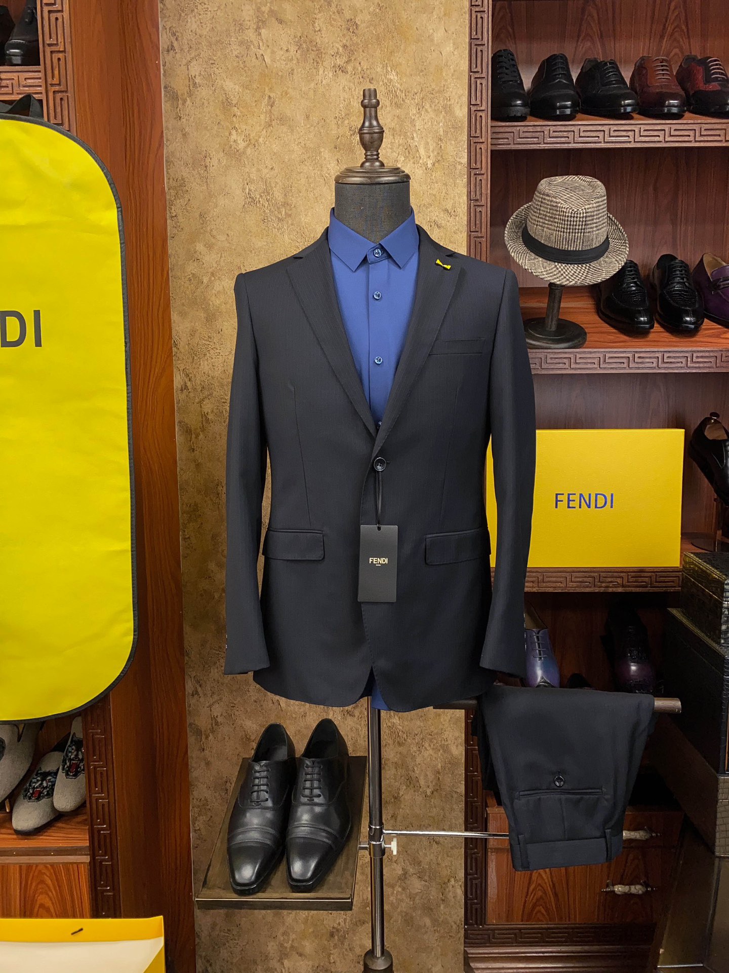 Костюм мужской в стиле Fendi тёмно-серого цвета с классическим силуэтом
