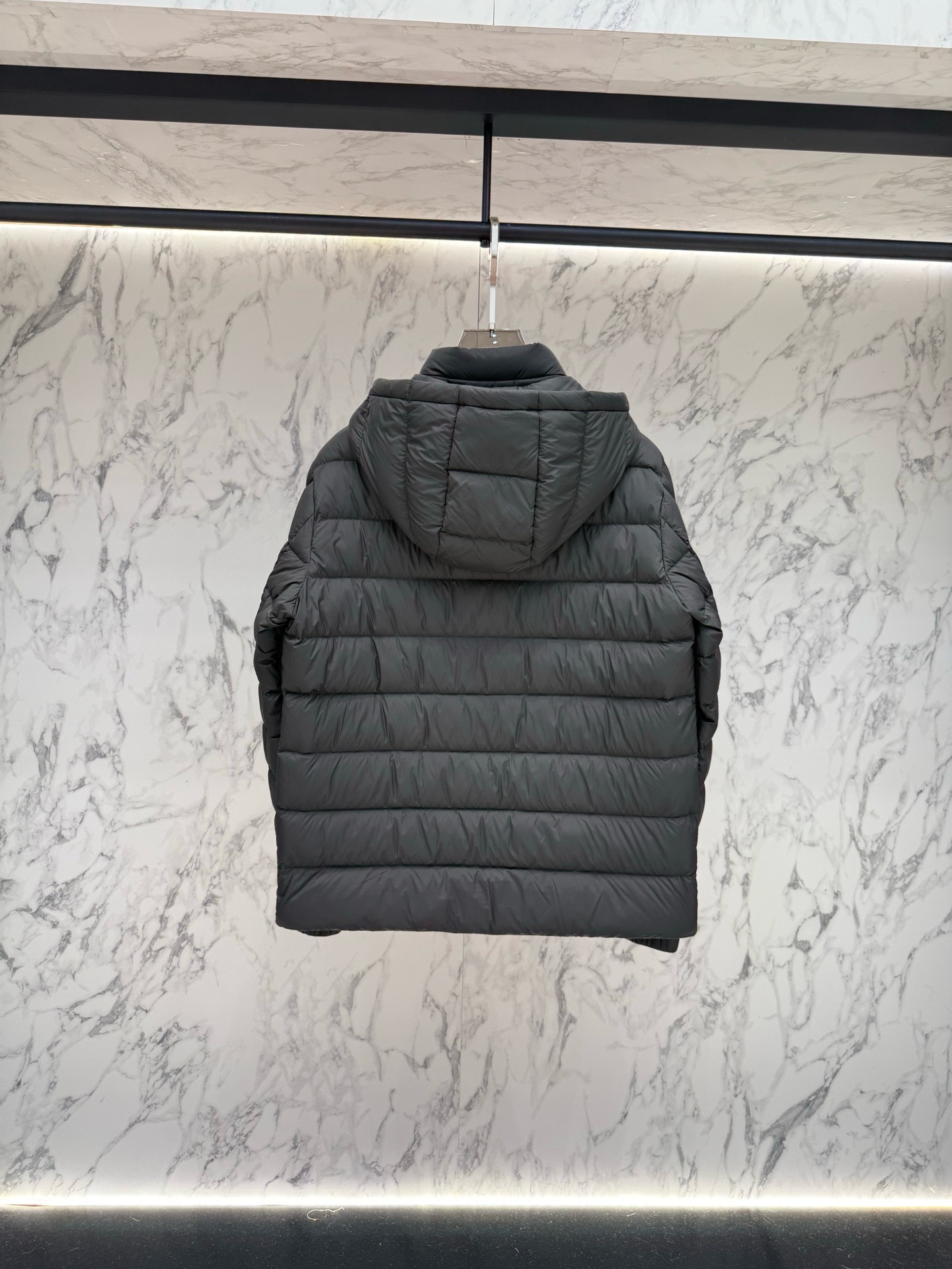 Пуховик мужской Moncler Alrai тёмно-серого цвета с капюшоном и натуральным пухом