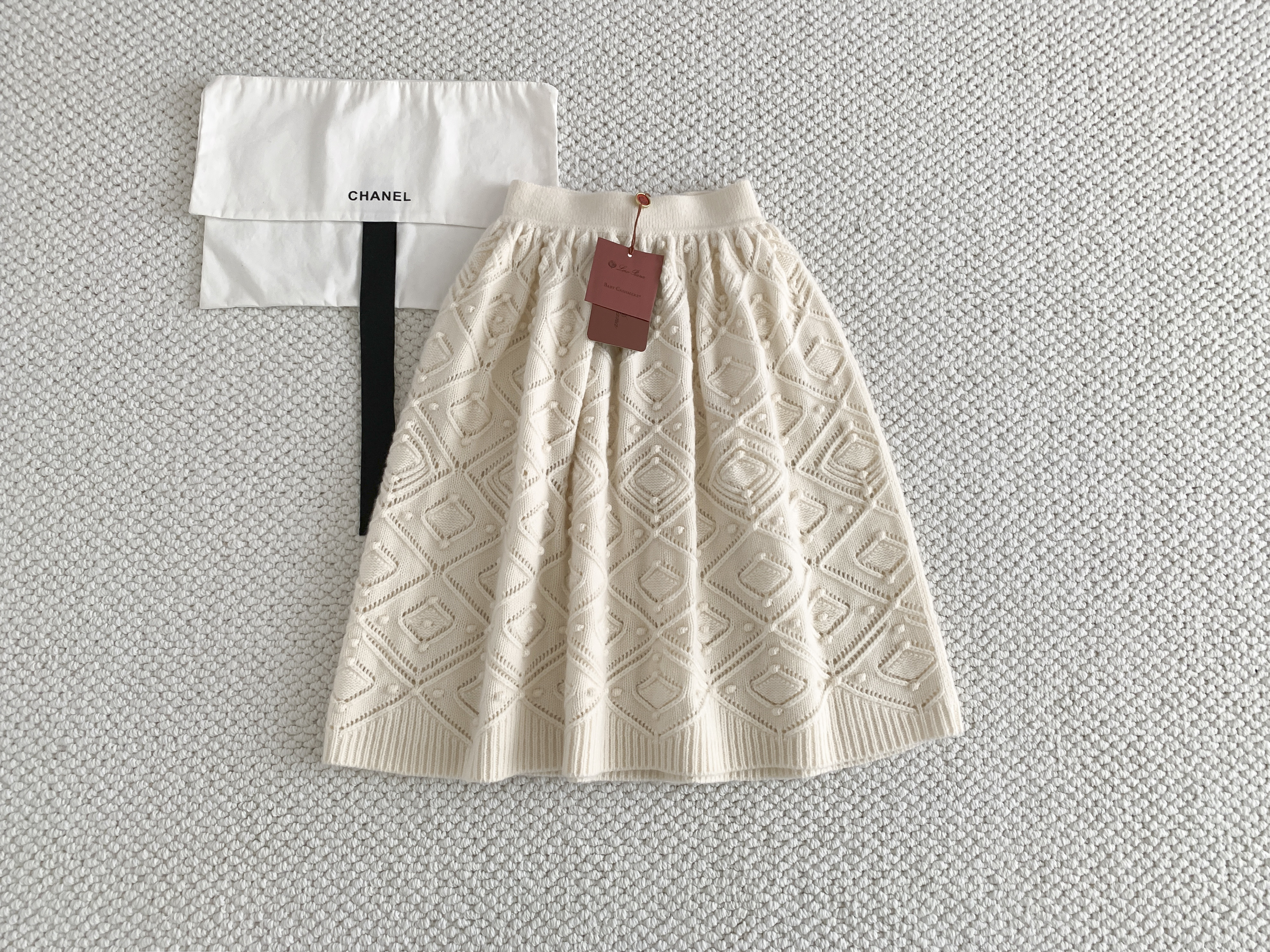 Юбка женская в стиле Loro Piana из кашемира с фактурной вязкой молочного цвета