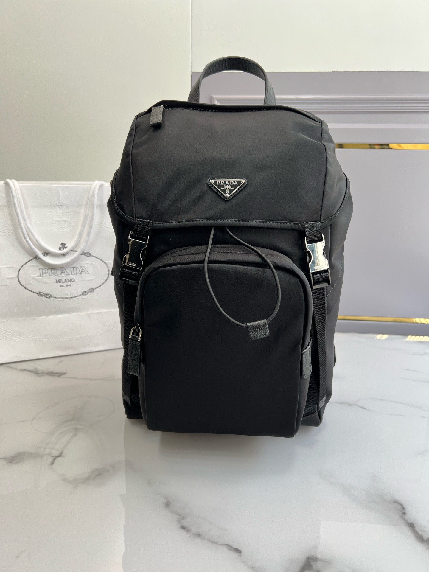 Рюкзак мужской в стиле Prada Re-Nylon чёрного цвета с треугольным логотипом