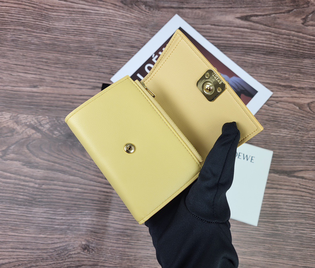 Кошелёк женский в стиле Loewe L1104 жёлтого цвета