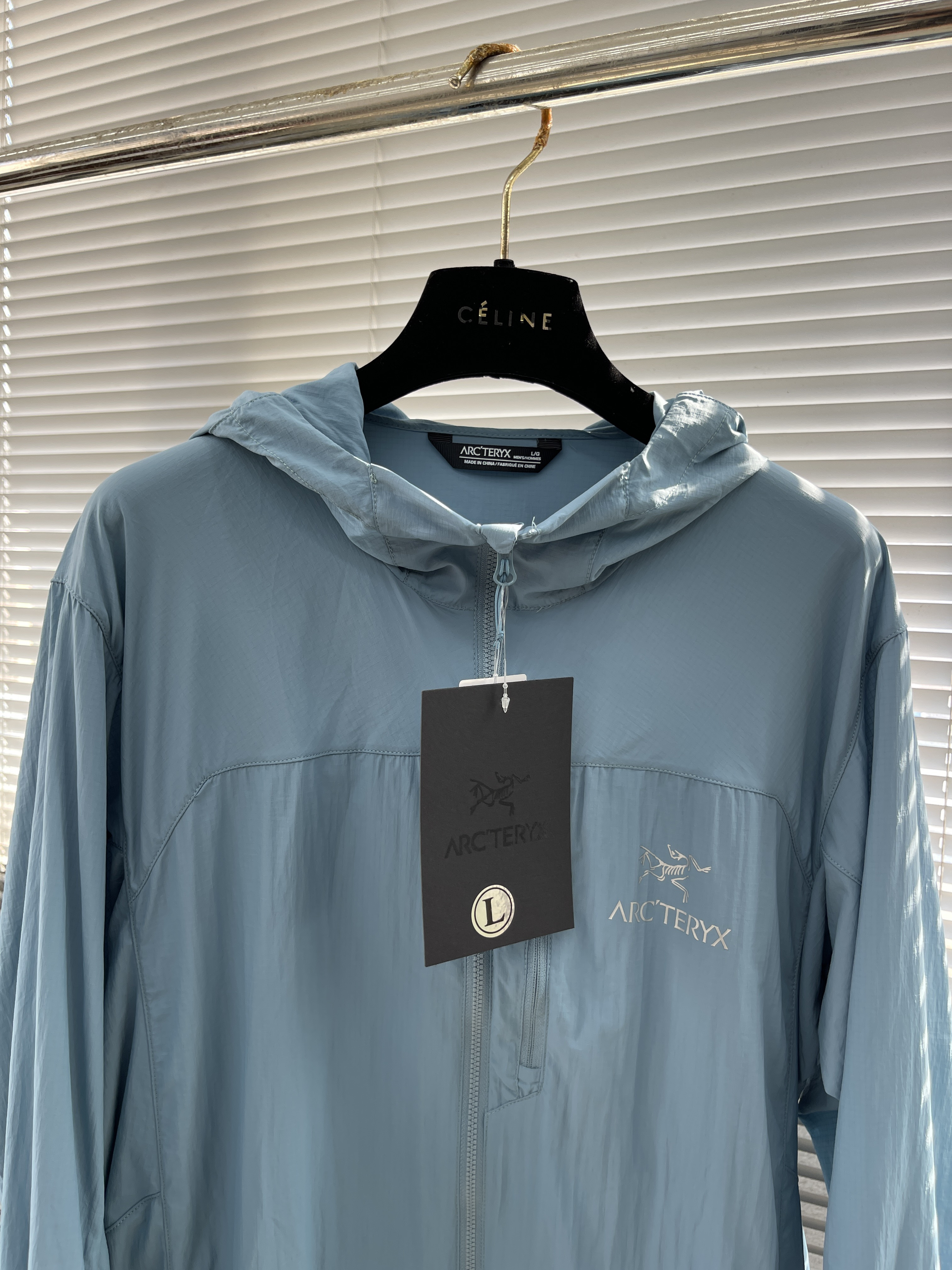 Куртка мужская в стиле Arc'teryx  голубого цвета с капюшоном