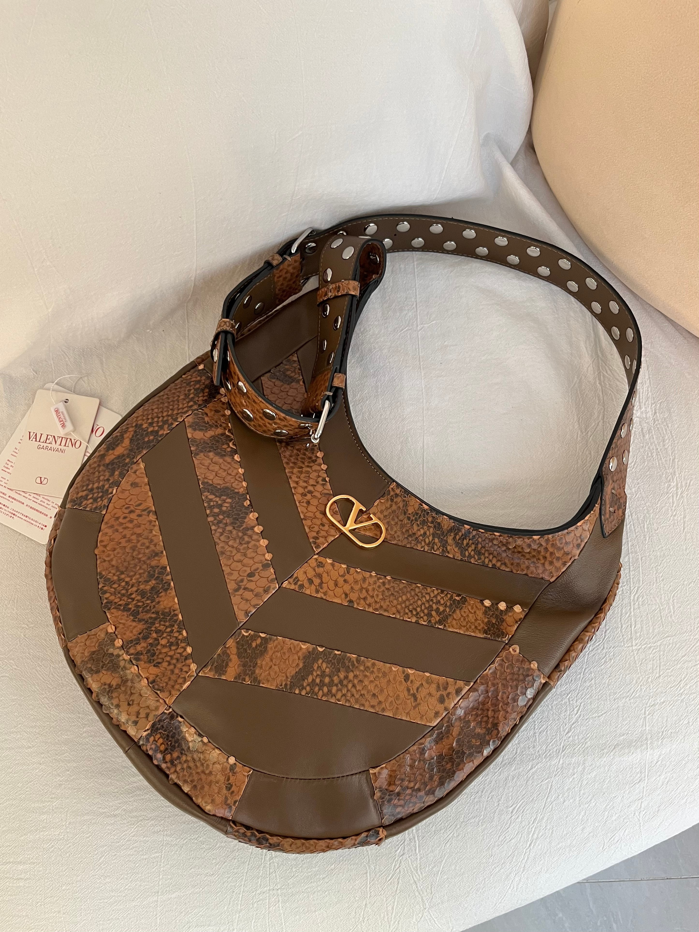 Сумка женская в стиле Valentino Garavani Hoboho Hobo коричневого цвета с фактурной отделкой(35 cм)