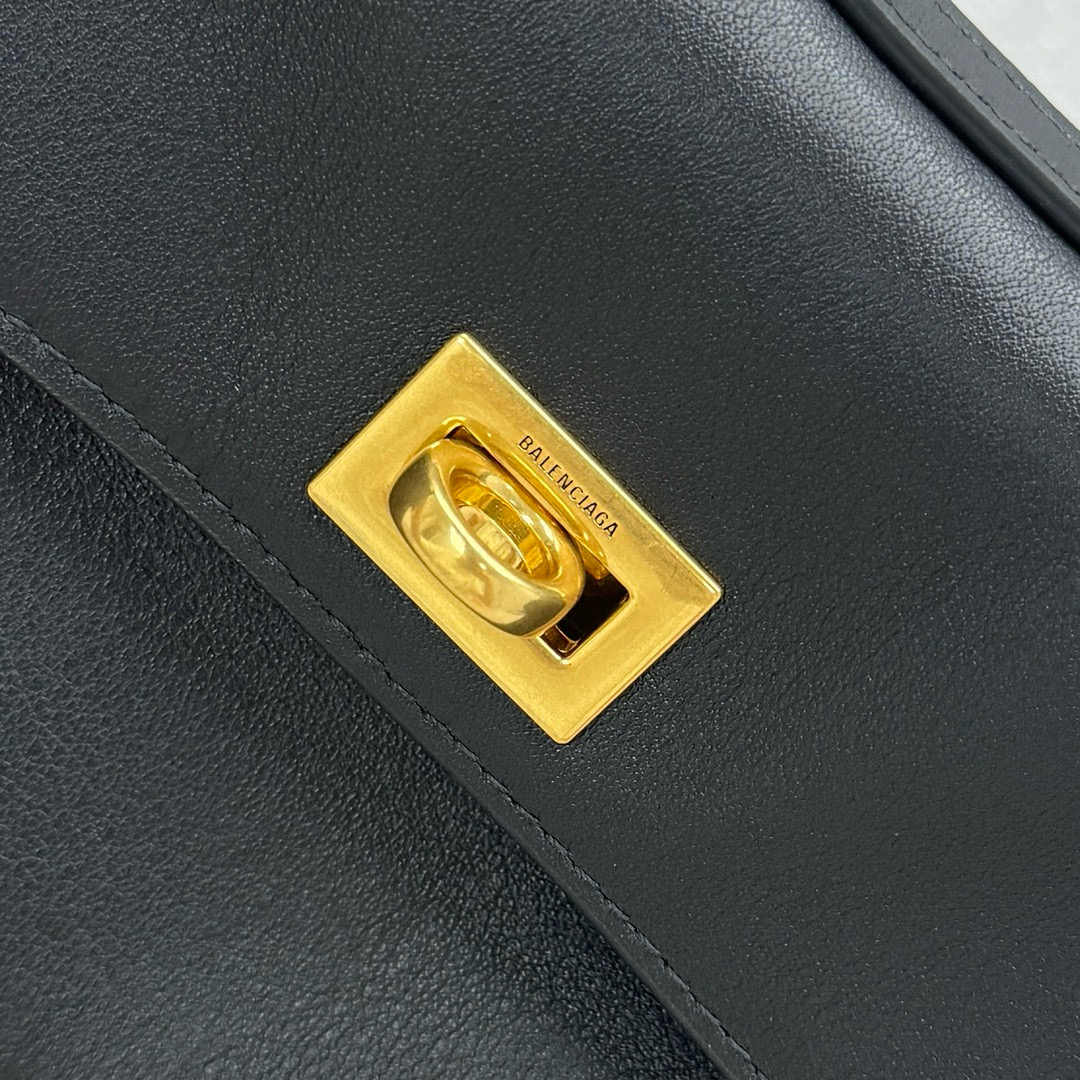 Сумка женская Balenciaga Rodeo Mini чёрного цвета с золотистой фурнитурой