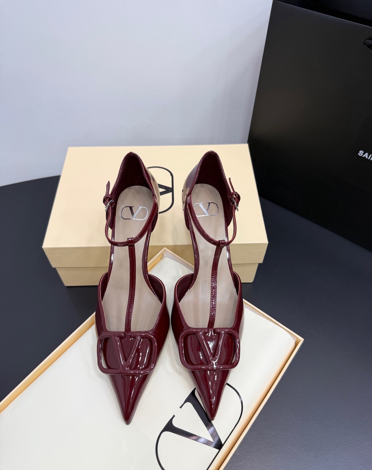 Туфли женские в стиле Valentino VLogo из лаковой натуральной кожи бордового цвета