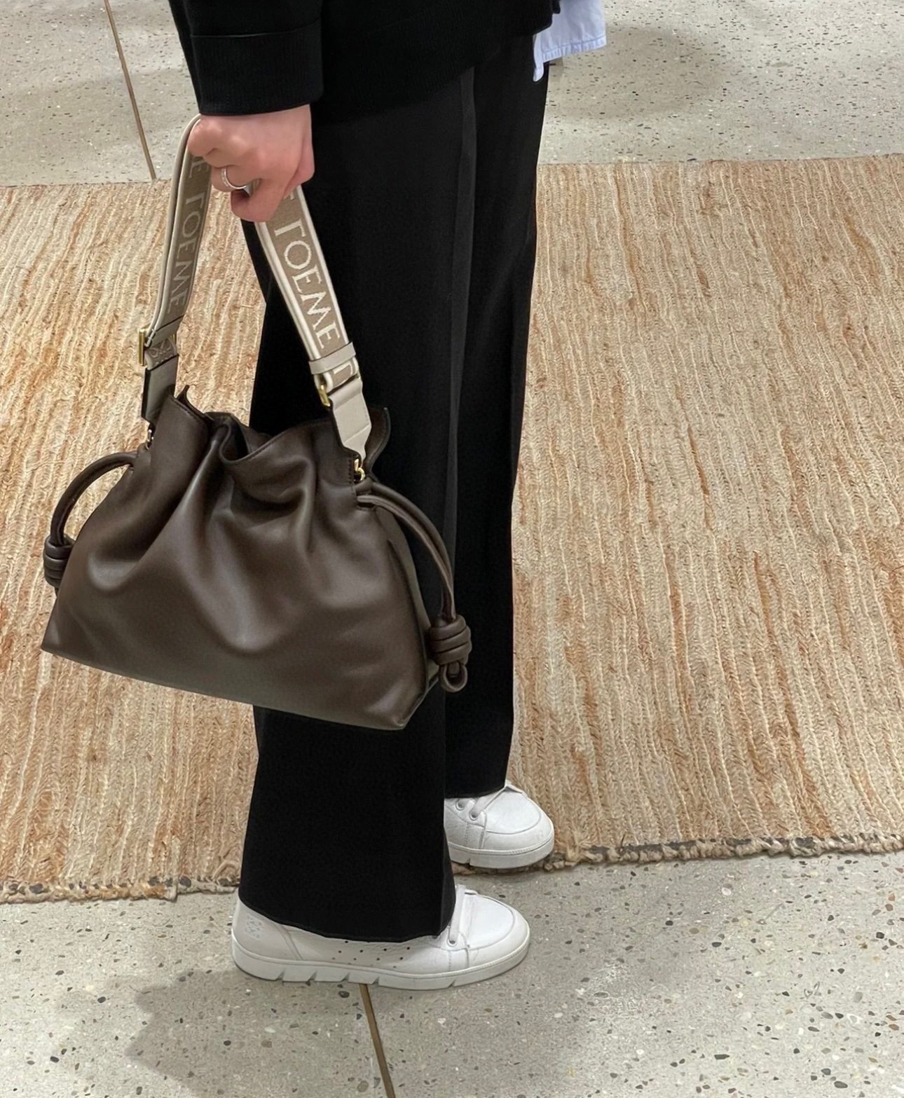 Сумка женская Loewe Flamenco коричневого цвета
