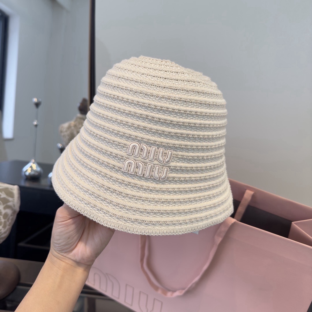 Панама женская в стиле Miu Miu из вязаного текстиля бежевого цвета