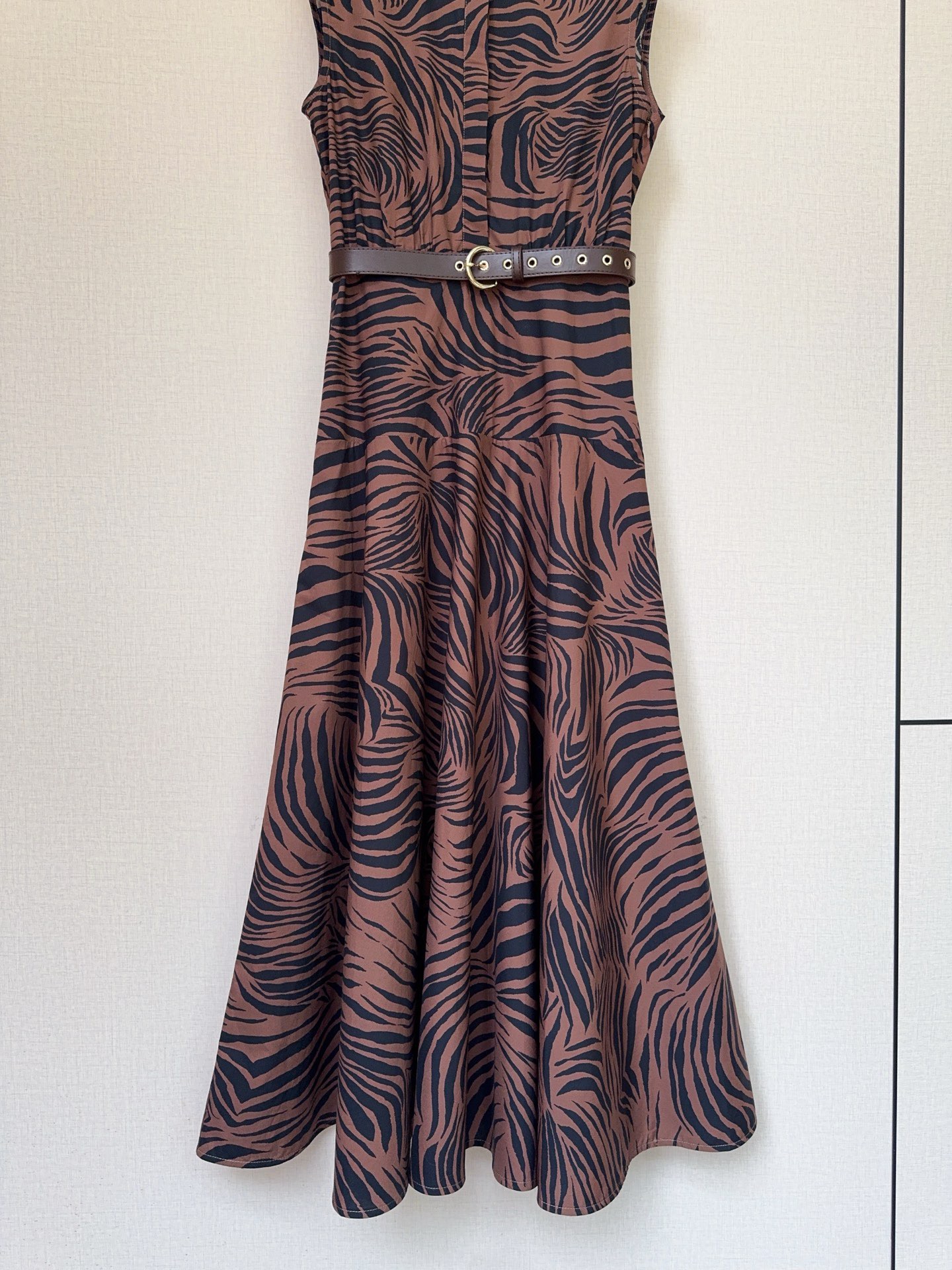 Платье миди с принтом зебра и поясом, приталенный силуэт