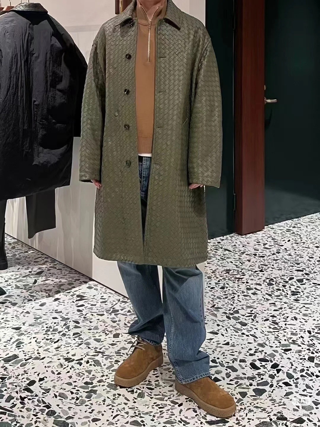 Пальто мужское в стиле Bottega Veneta оливково-бежевого цвета с плетением Intrecciato