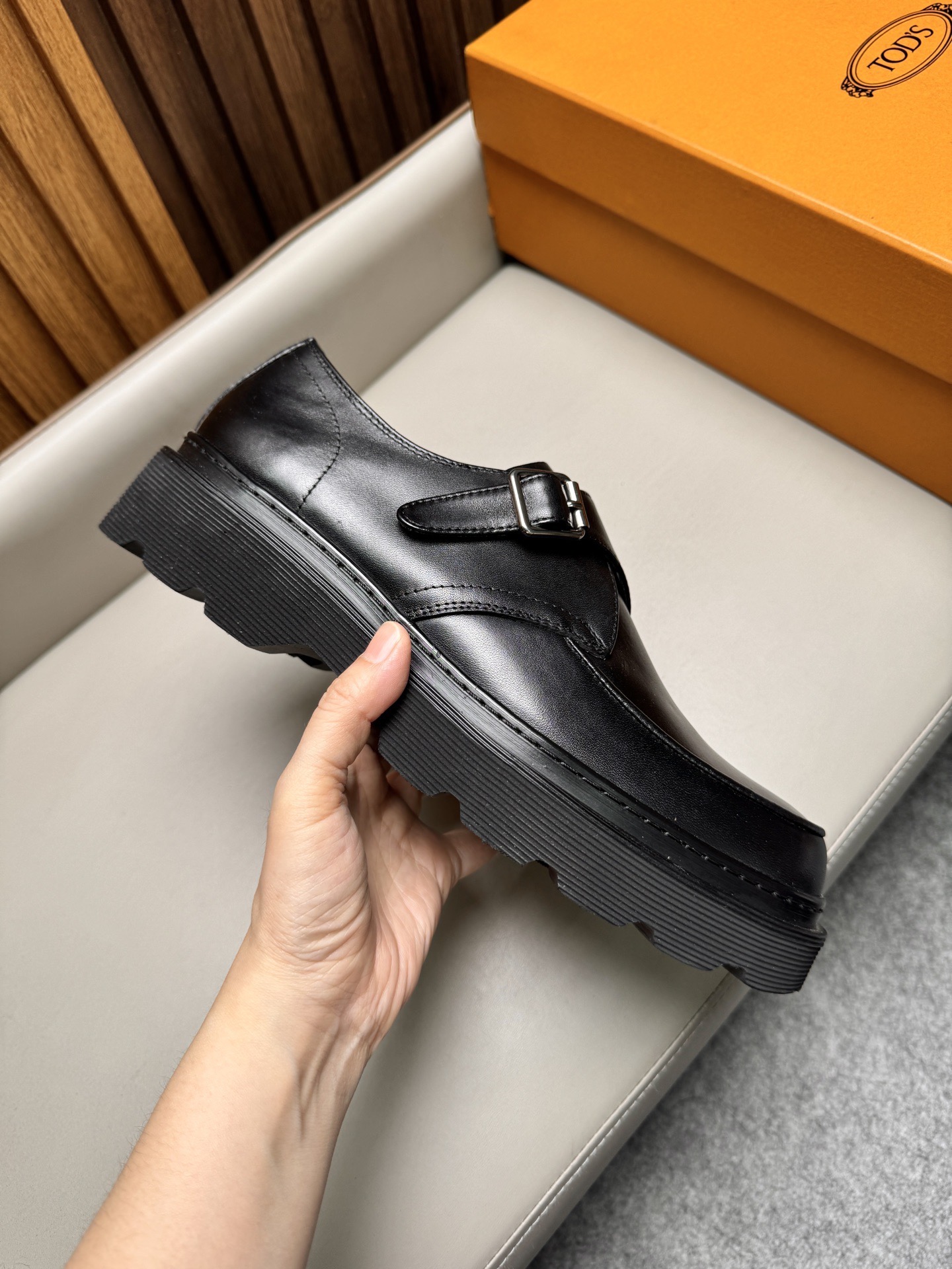 Лоферы мужские в стиле Tod’s черного цвета с пряжкой на массивной подошве