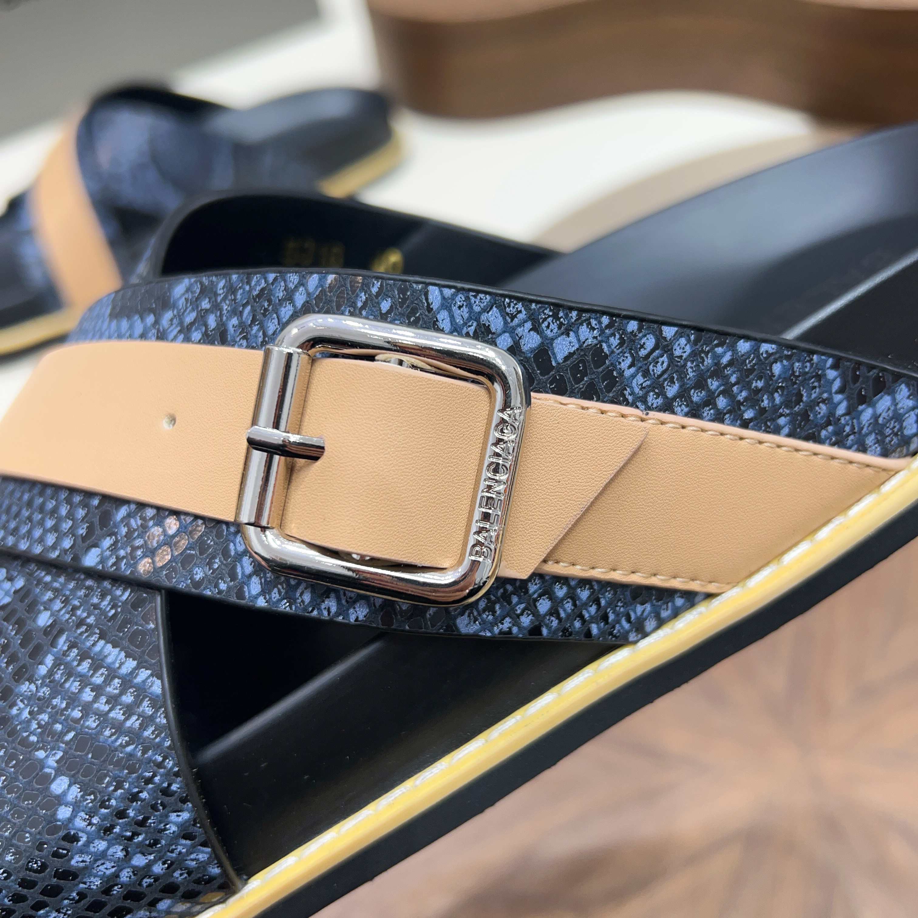 Сандалии мужские в стиле Balenciaga темно-синего и бежевого цвета