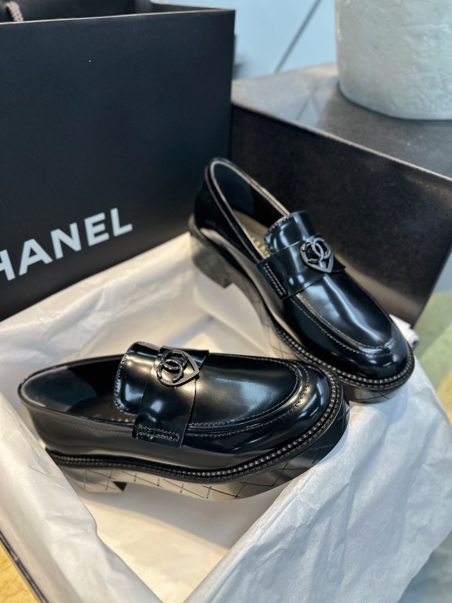 Лоферы женские в стиле Chanel из натуральной кожи черного цвета