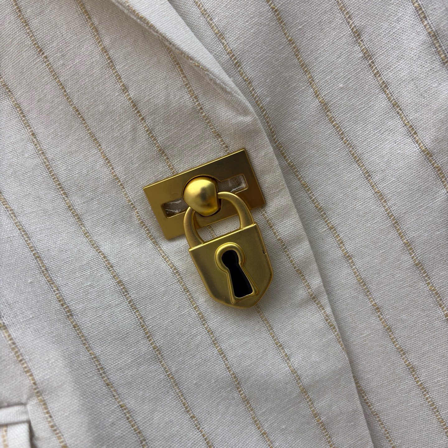 Жакет женский Schiaparelli Padlock Jacket молочного цвета в тонкую полоску с золотистой застёжкой-замком