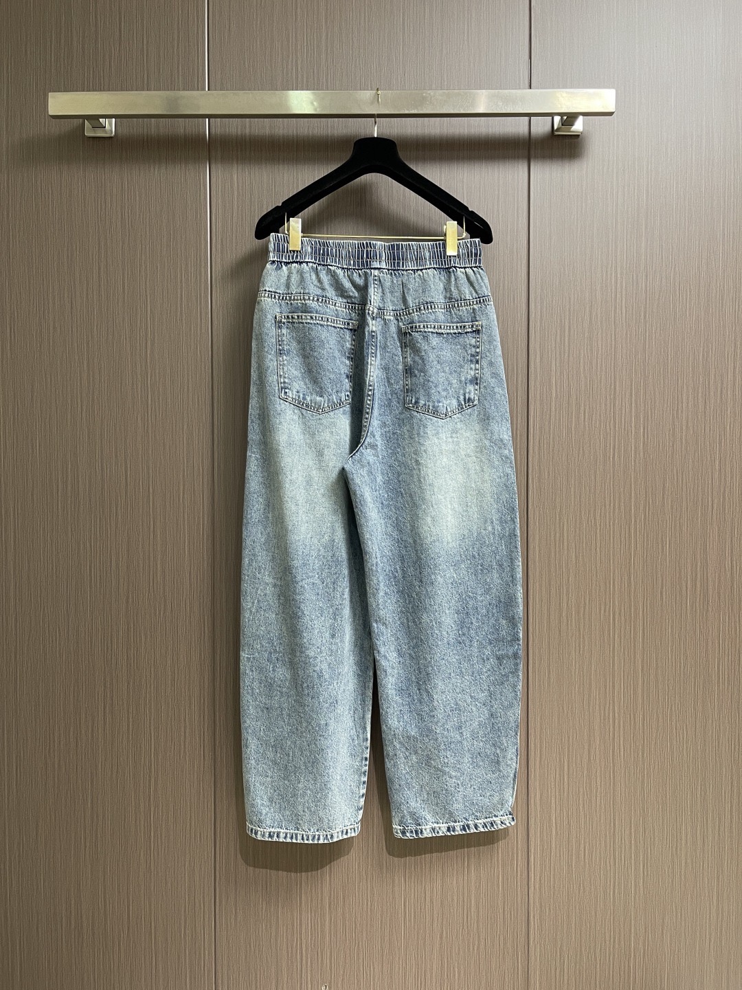 Джинсы мужские в стиле Bottega Veneta свободные светло-голубого цвета с резинкой