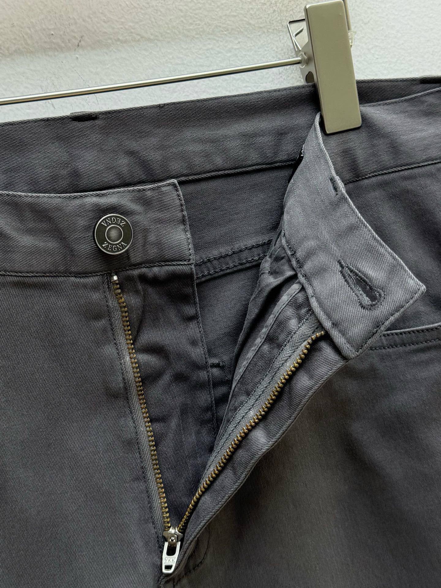 Джинсы мужские в стиле Zegna серого цвета с кожаным патчем