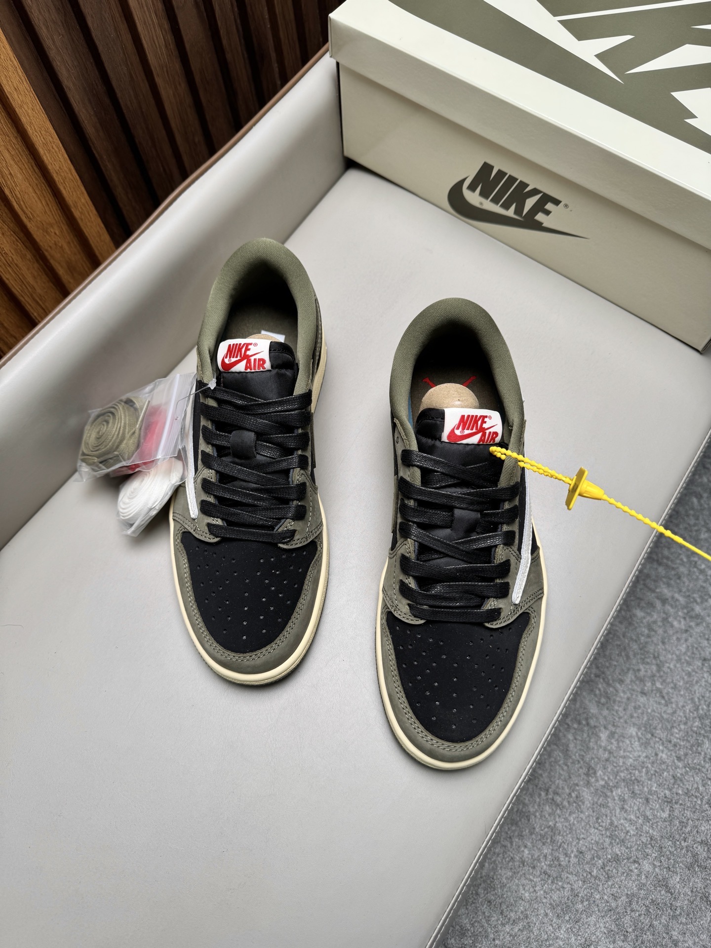 Кроссовки унисекс в стиле Nike Air Jordan 1 Low Travis Scott тёмно-оливкового цвета с чёрными и бежевыми вставками