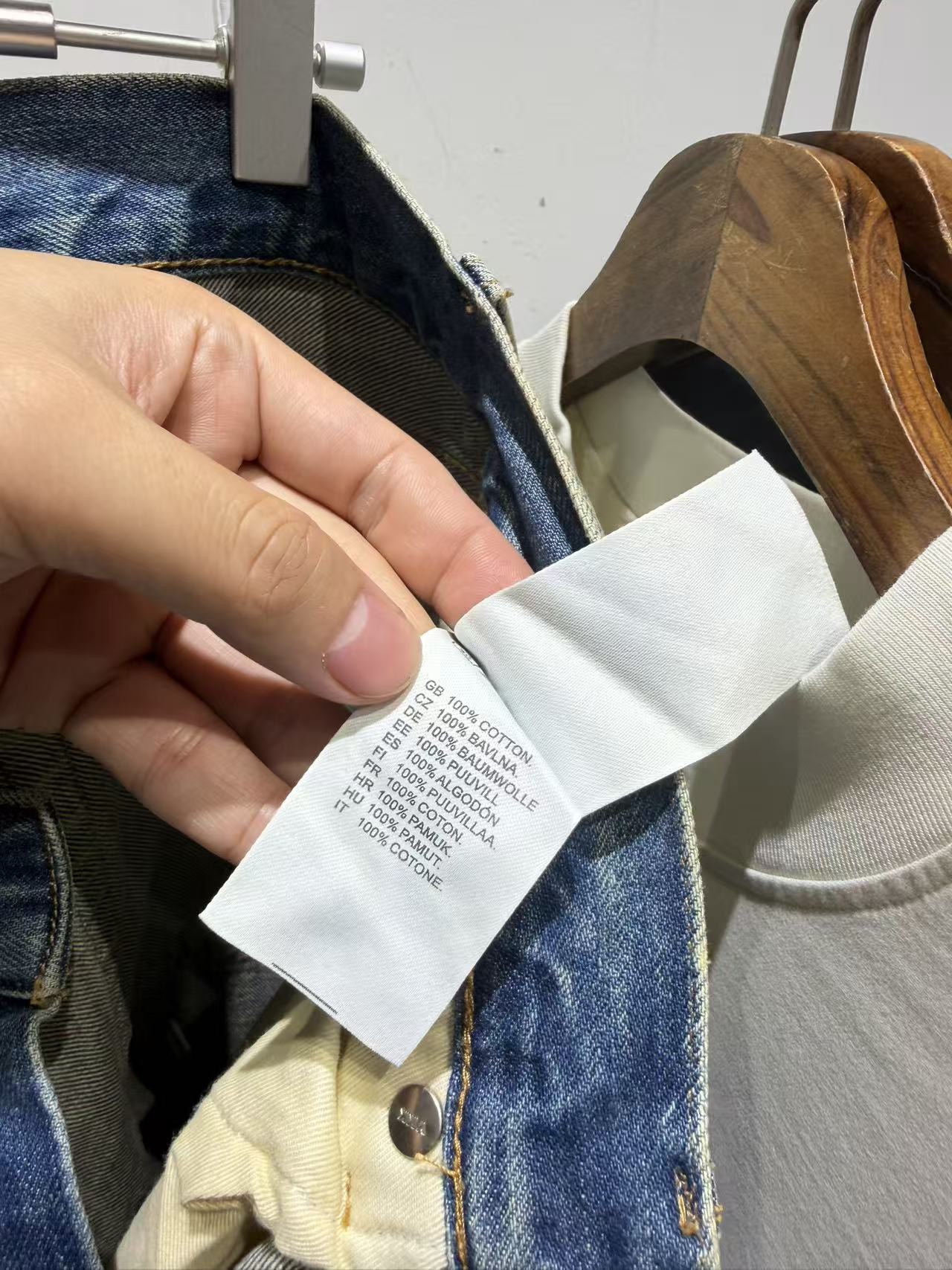 Джинсы унисекс в стиле Acne Studios голубого цвета с жёлтой варёной обработкой