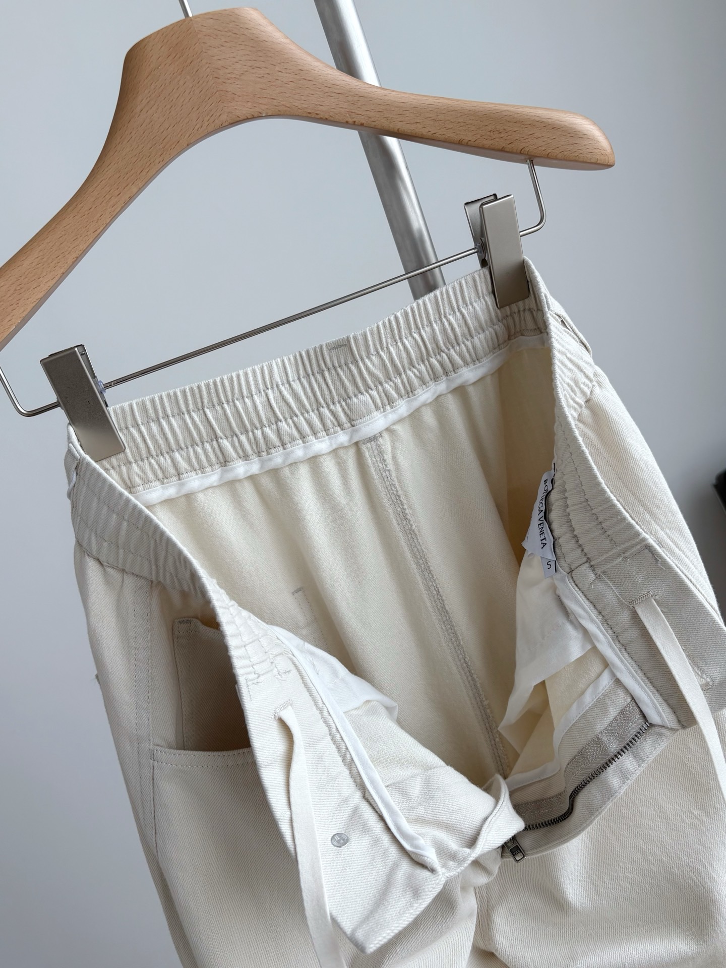 Брюки мужские в стиле Bottega Veneta хлопковые прямого кроя чёрного и бежевого цвета