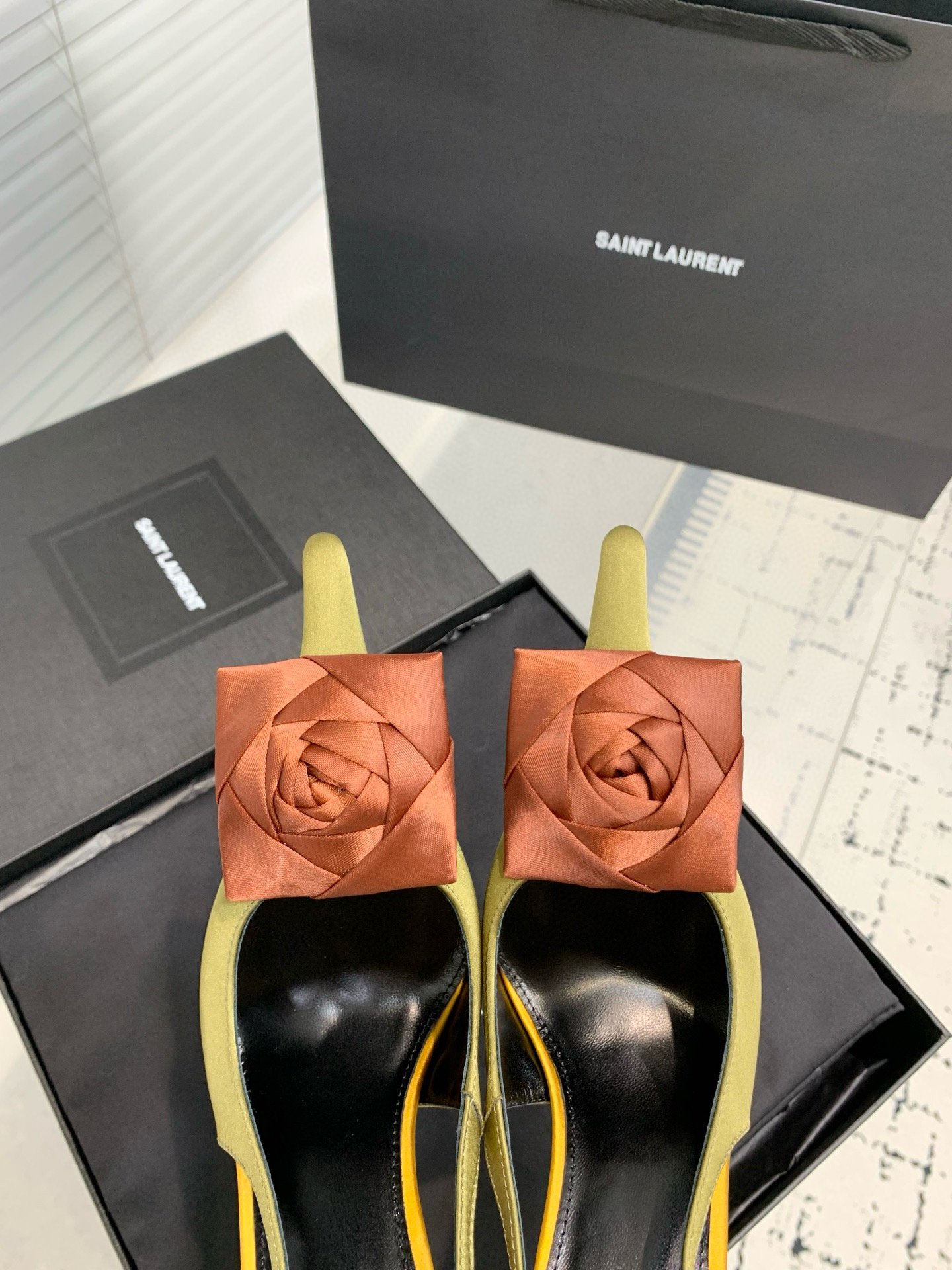 Туфли женские Saint Laurent с цветком slingback оливкового цвета с терракотовым декором
