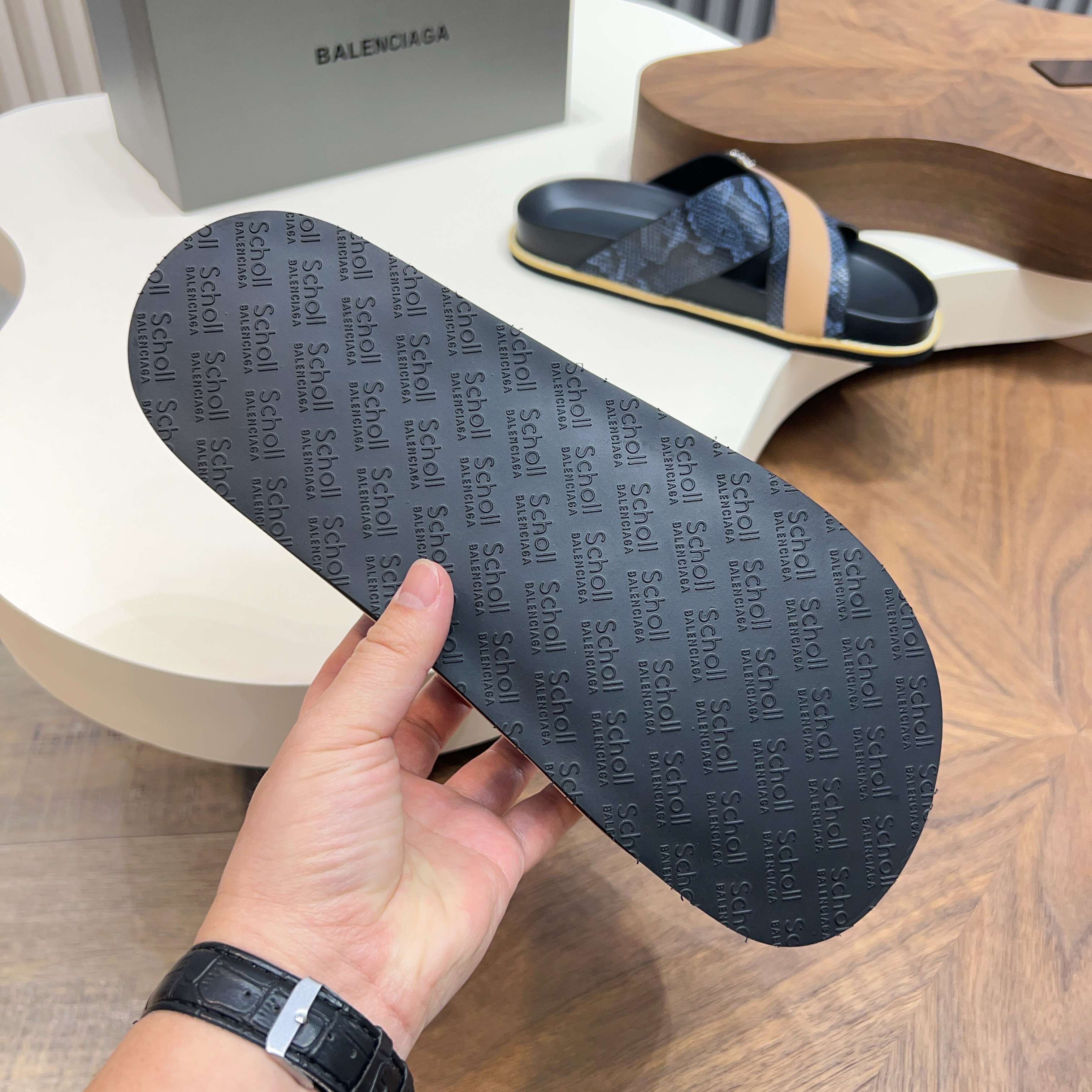 Сандалии мужские в стиле Balenciaga темно-синего и бежевого цвета