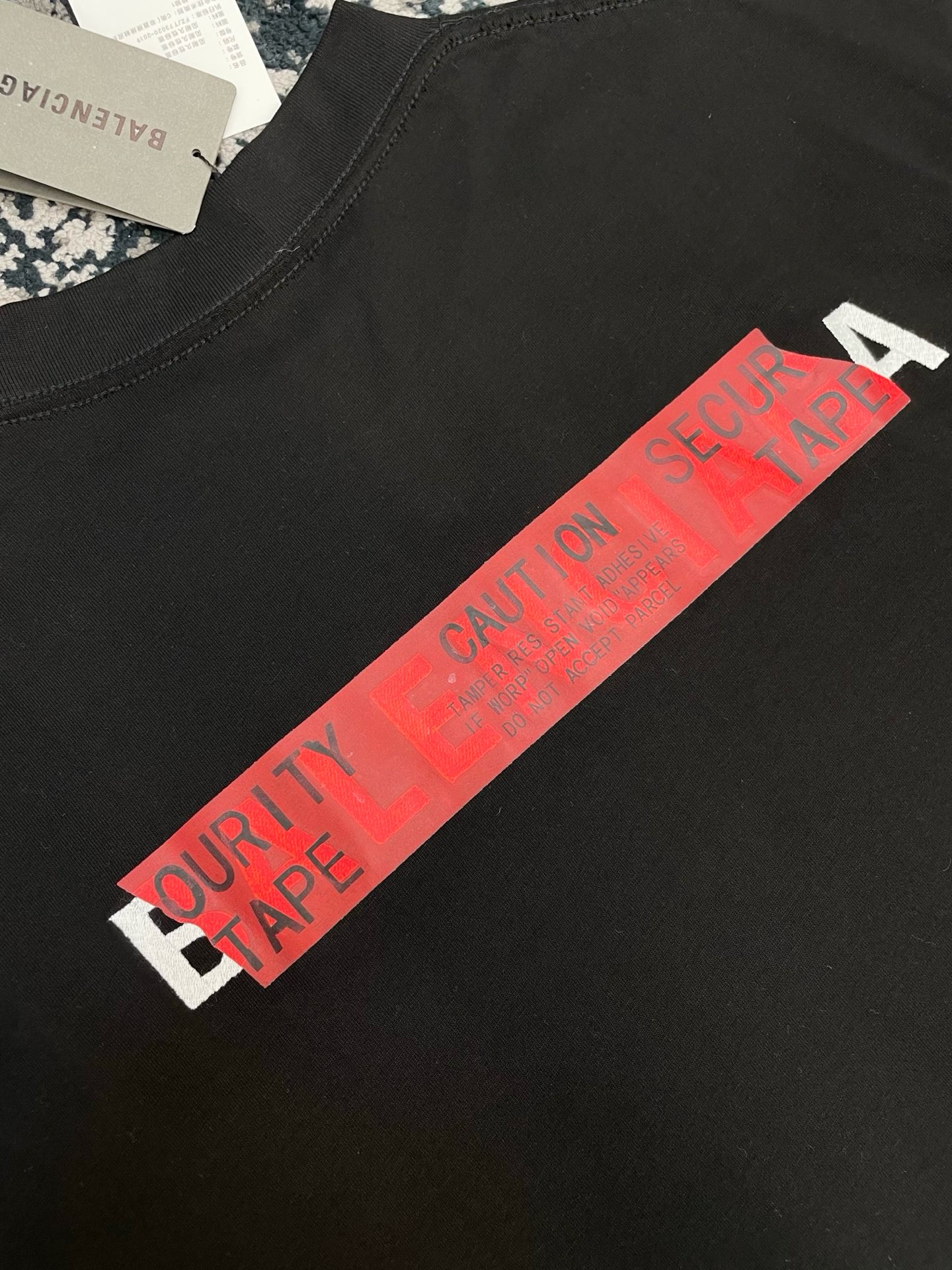 Футболка мужская Balenciaga Security Tape Logo Oversized  чёрного цвета с красным принтом