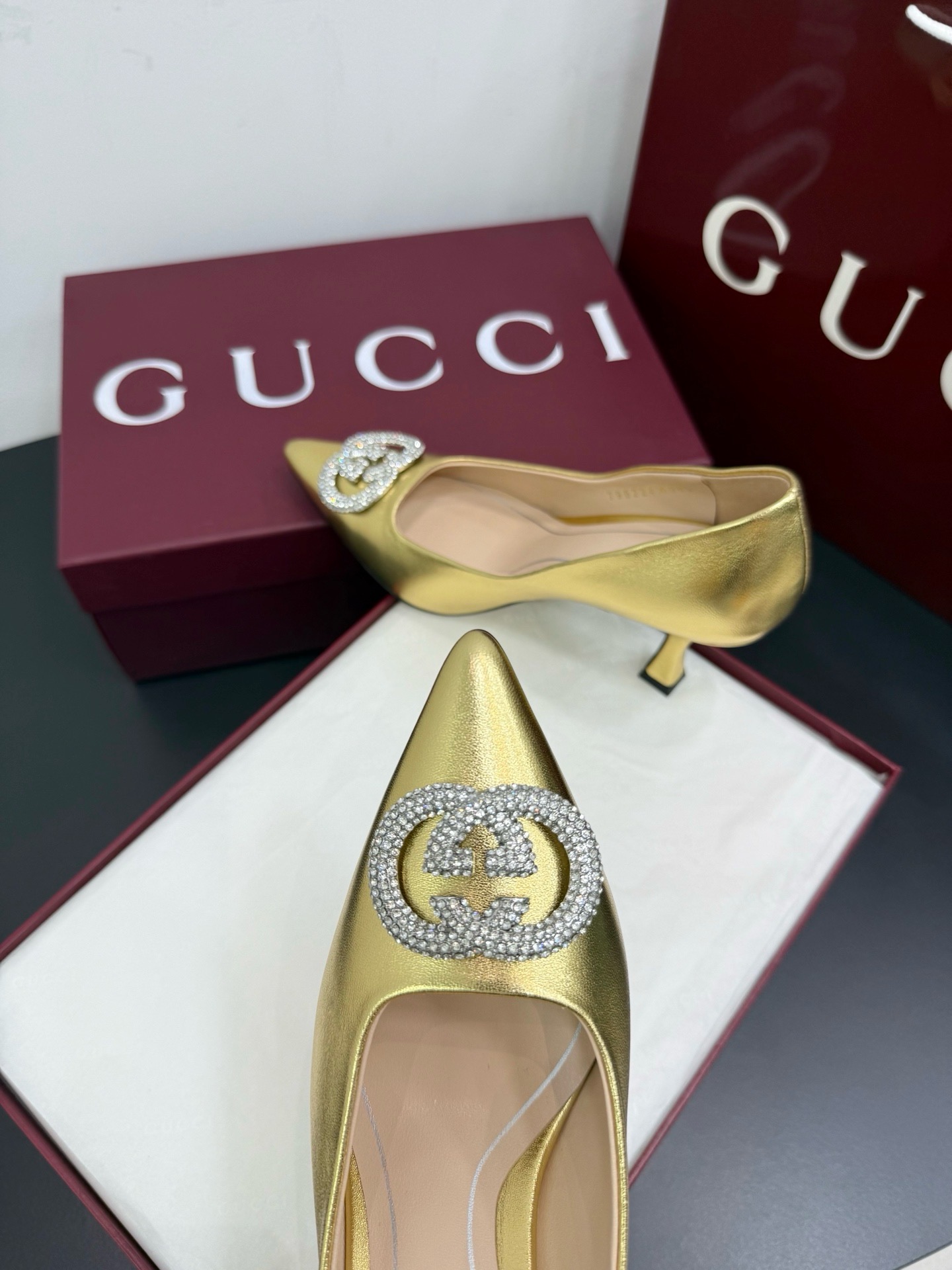 Туфли женские Gucci золотого цвета