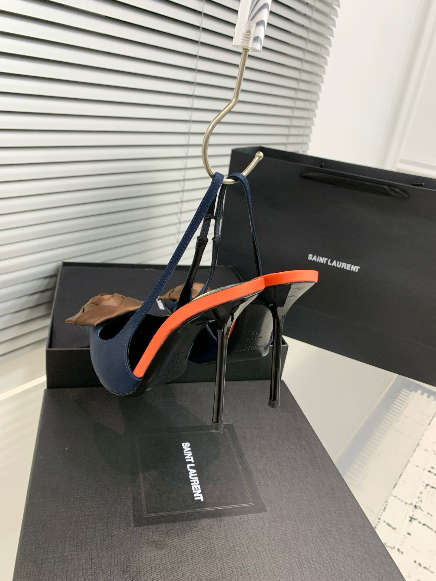 Туфли женские Saint Laurent с цветком slingback тёмно-синего цвета с бежевым декором