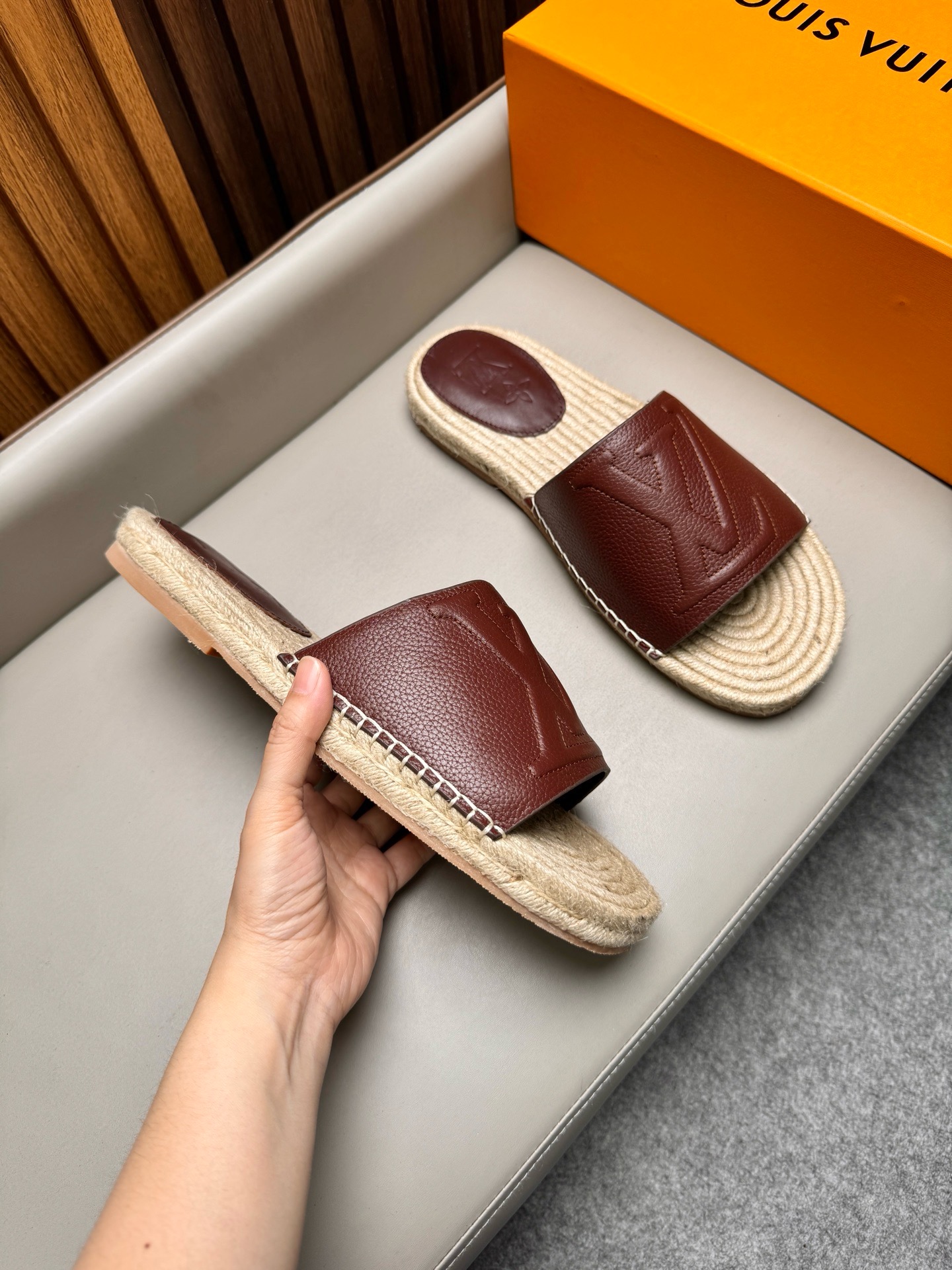 Шлёпанцы мужские в стиле Louis Vuitton бордового цвета