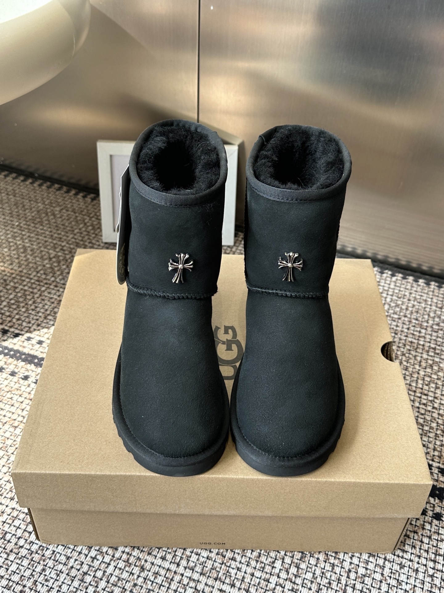 Угги женские UGG x Chrome Hearts Classic Short II черного цвета