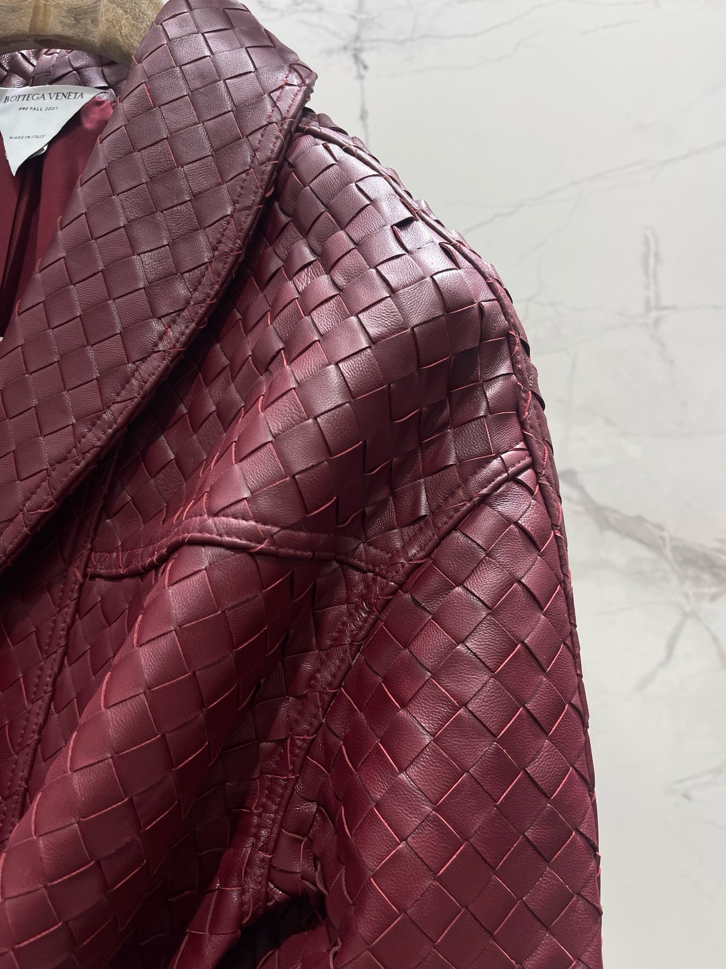 Жакет женский Bottega Veneta бордового цвета с плетением Intrecciato и поясом
