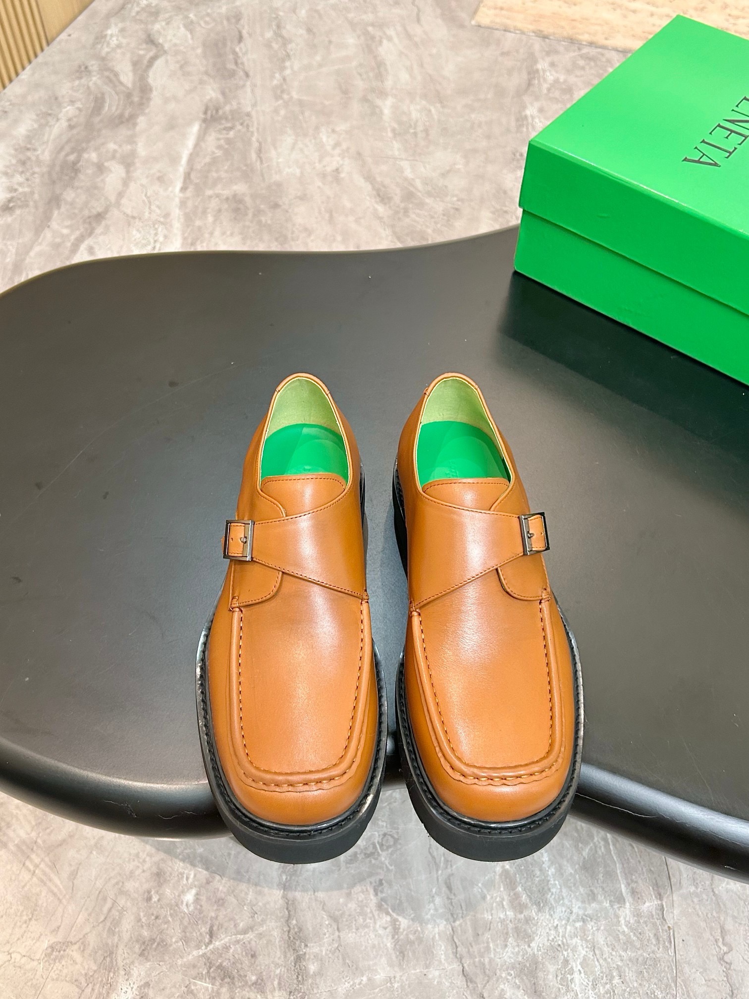 Туфли мужские Bottega Veneta из гладкой натуральной кожи коньячного цвета