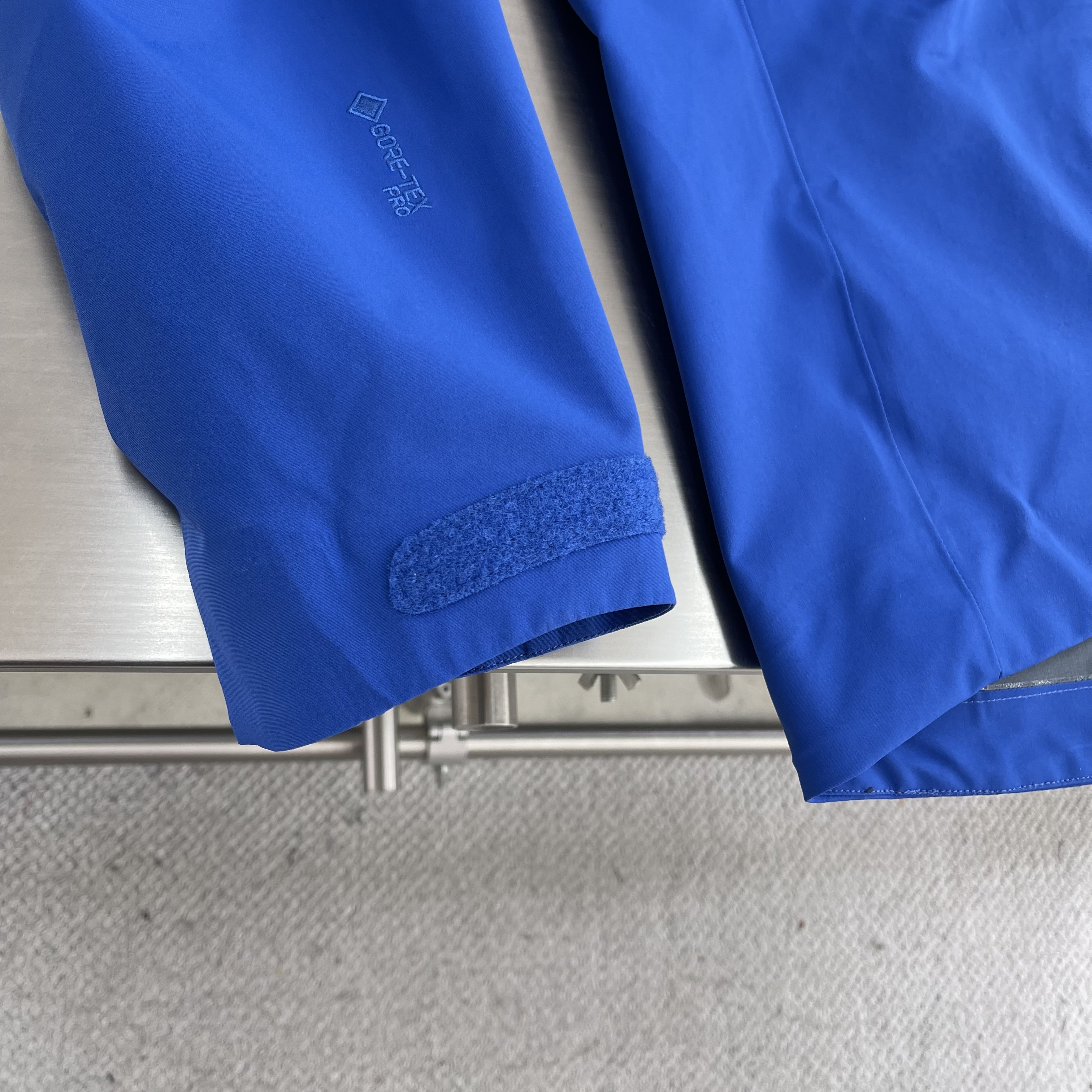 Куртка унисекс в стиле Arc'teryx Alpha SV с капюшоном синего цвета