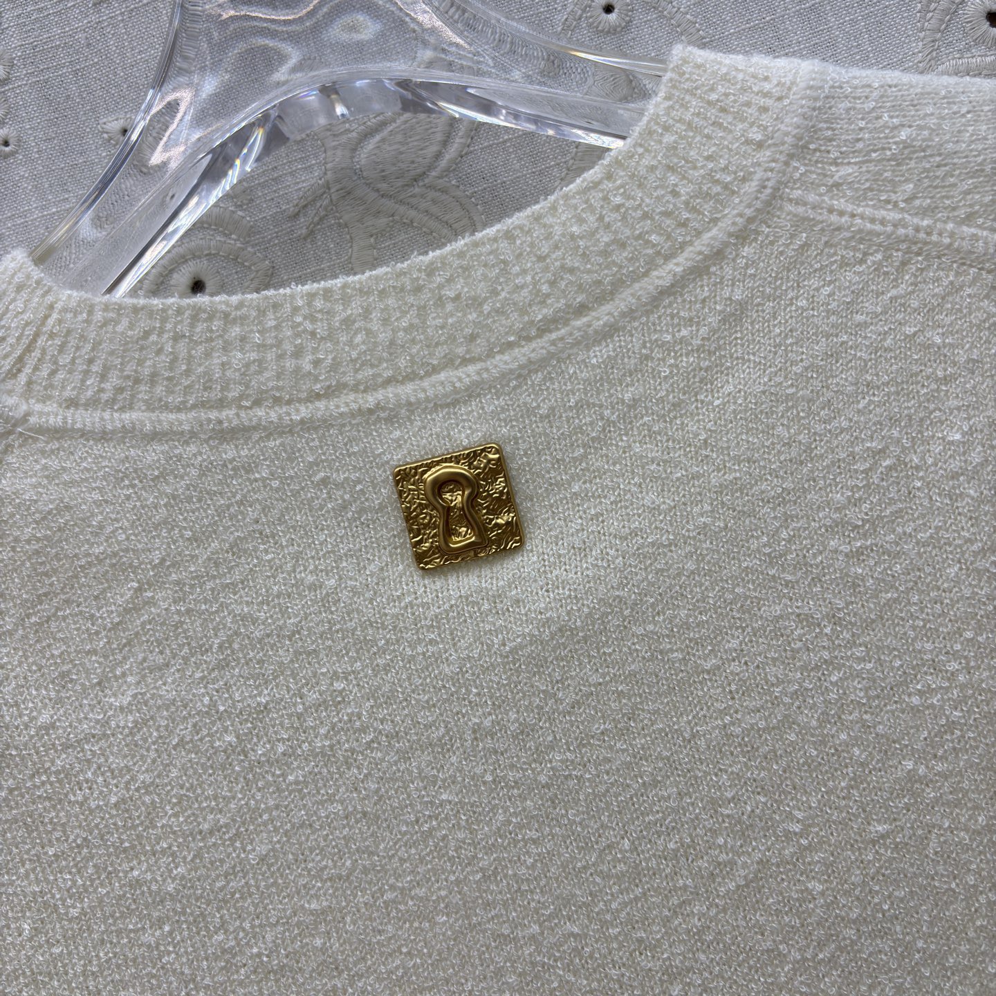 Футболка женская в стиле Schiaparelli молочного цвета с контрастной отделкой швов