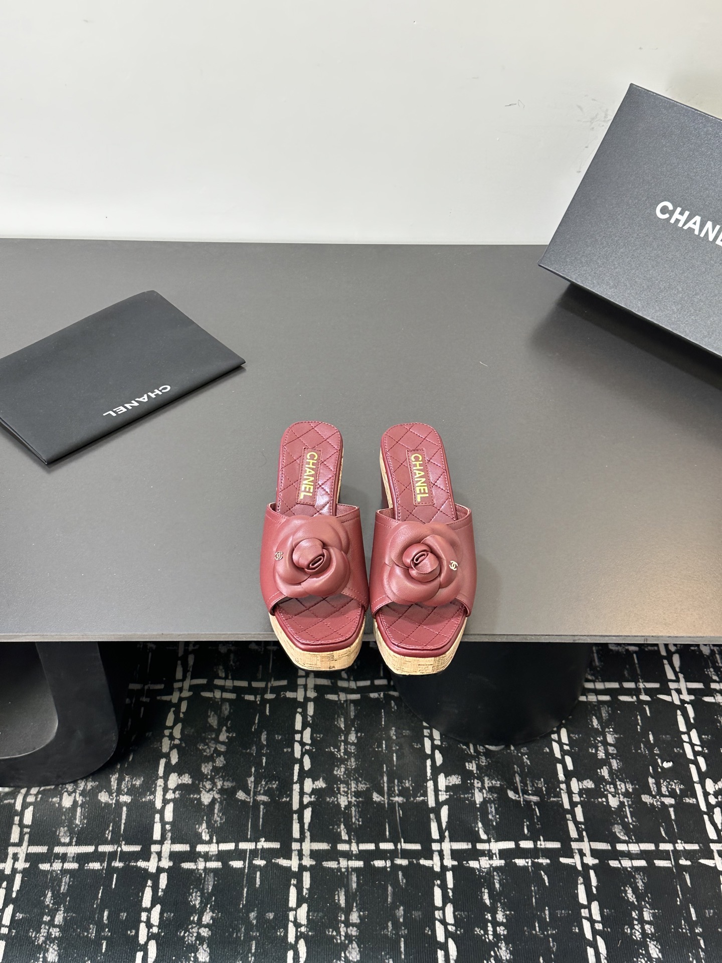 Мюли женские в стиле Chanel с цветком камелии бордового цвета