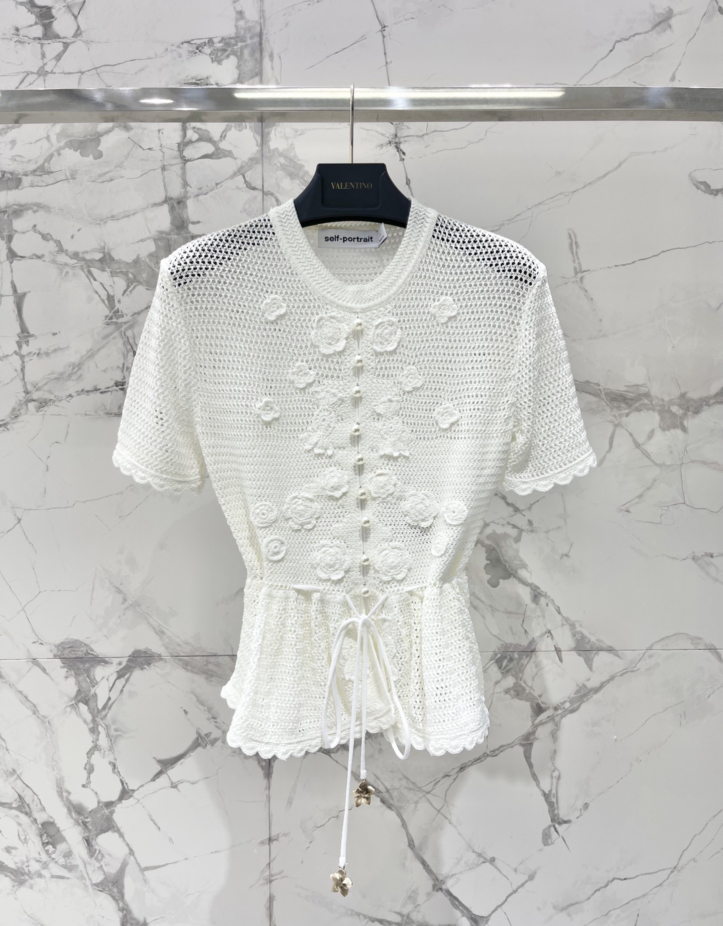 Топ женский в стиле Self-Portrait белого цвета с объёмным цветочным декором и жемчужными пуговицами