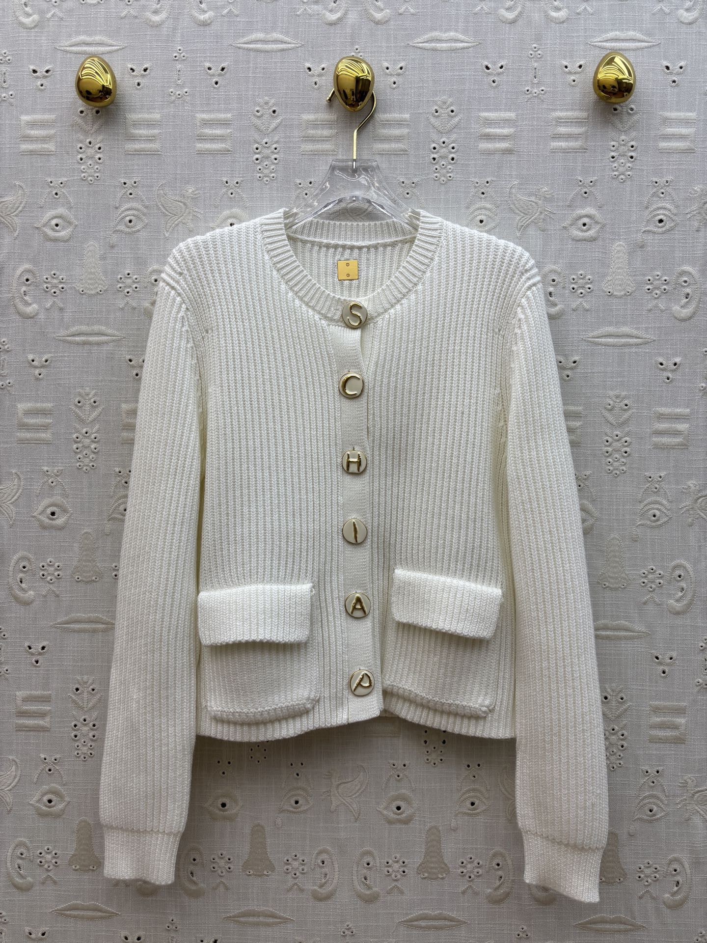 Кардиган женский в стиле Schiaparelli молочного цвета с декоративными пуговицами