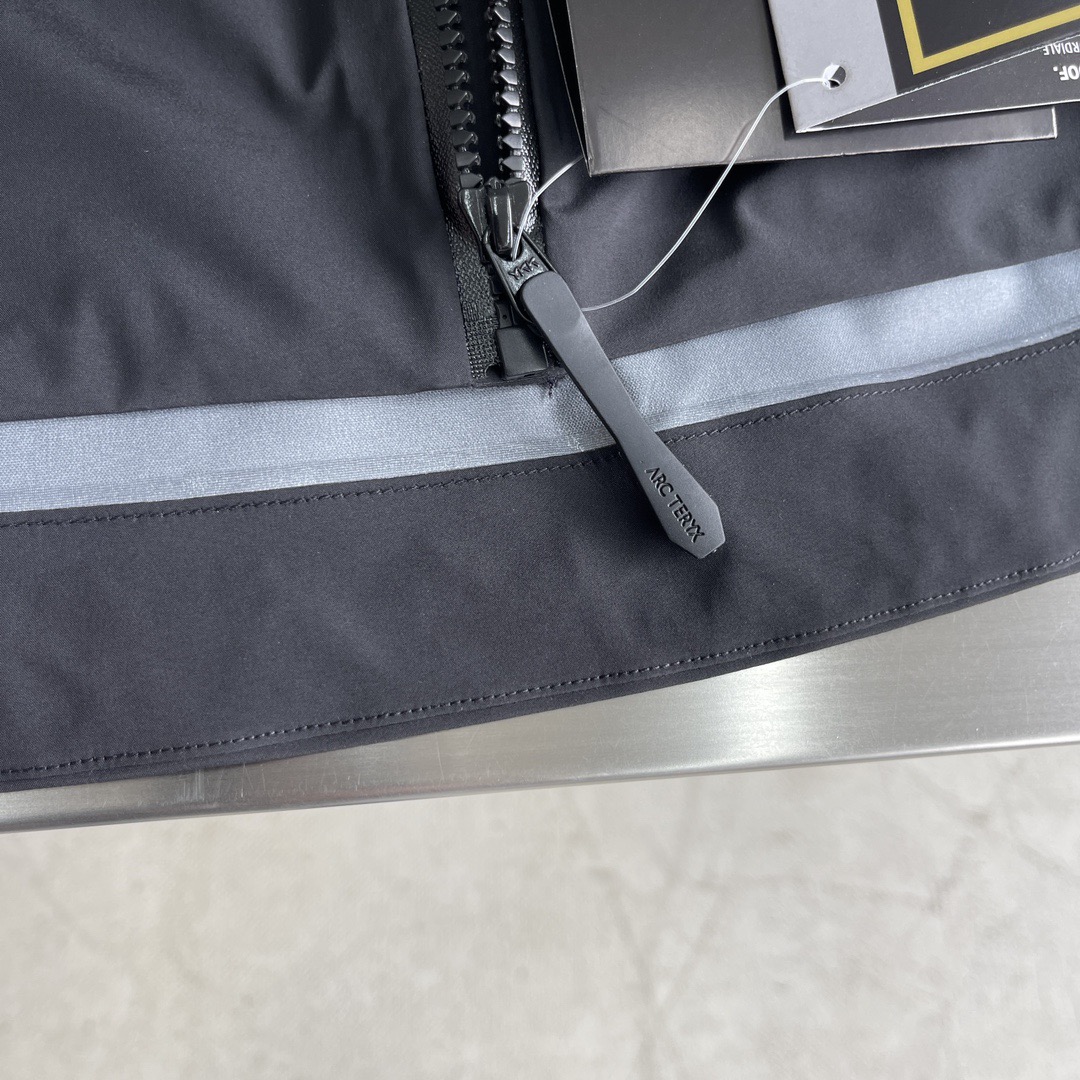 Куртка унисекс в стиле Arc'teryx Alpha SV с капюшоном чёрного цвета