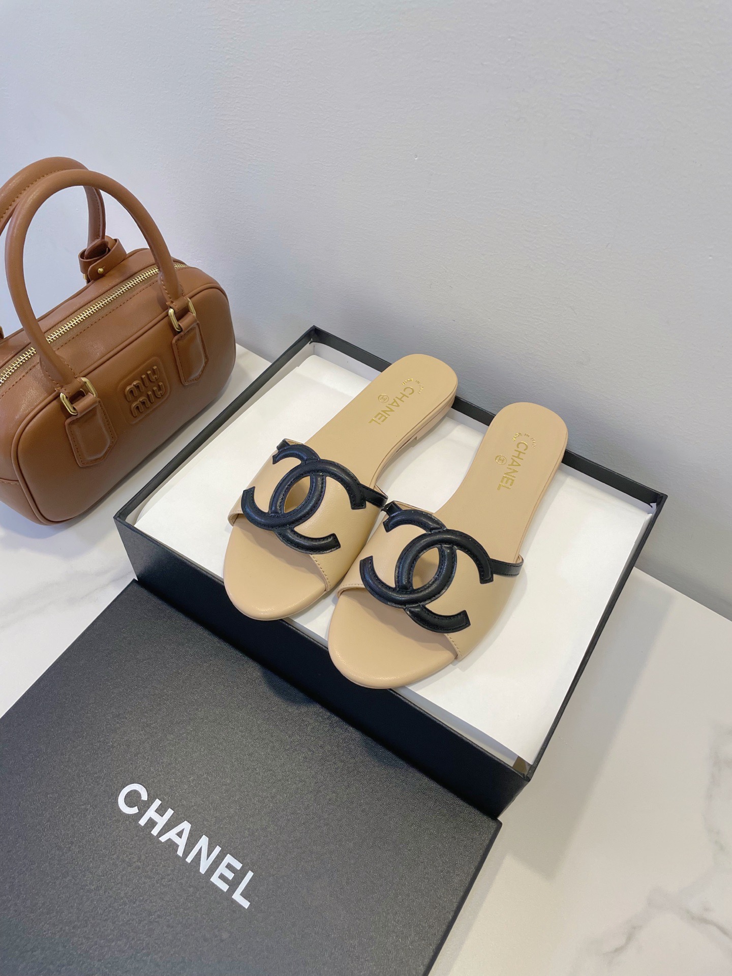 Мюли женские в стиле Chanel 26 с логотипом CC из натуральной кожи бежевого цвета