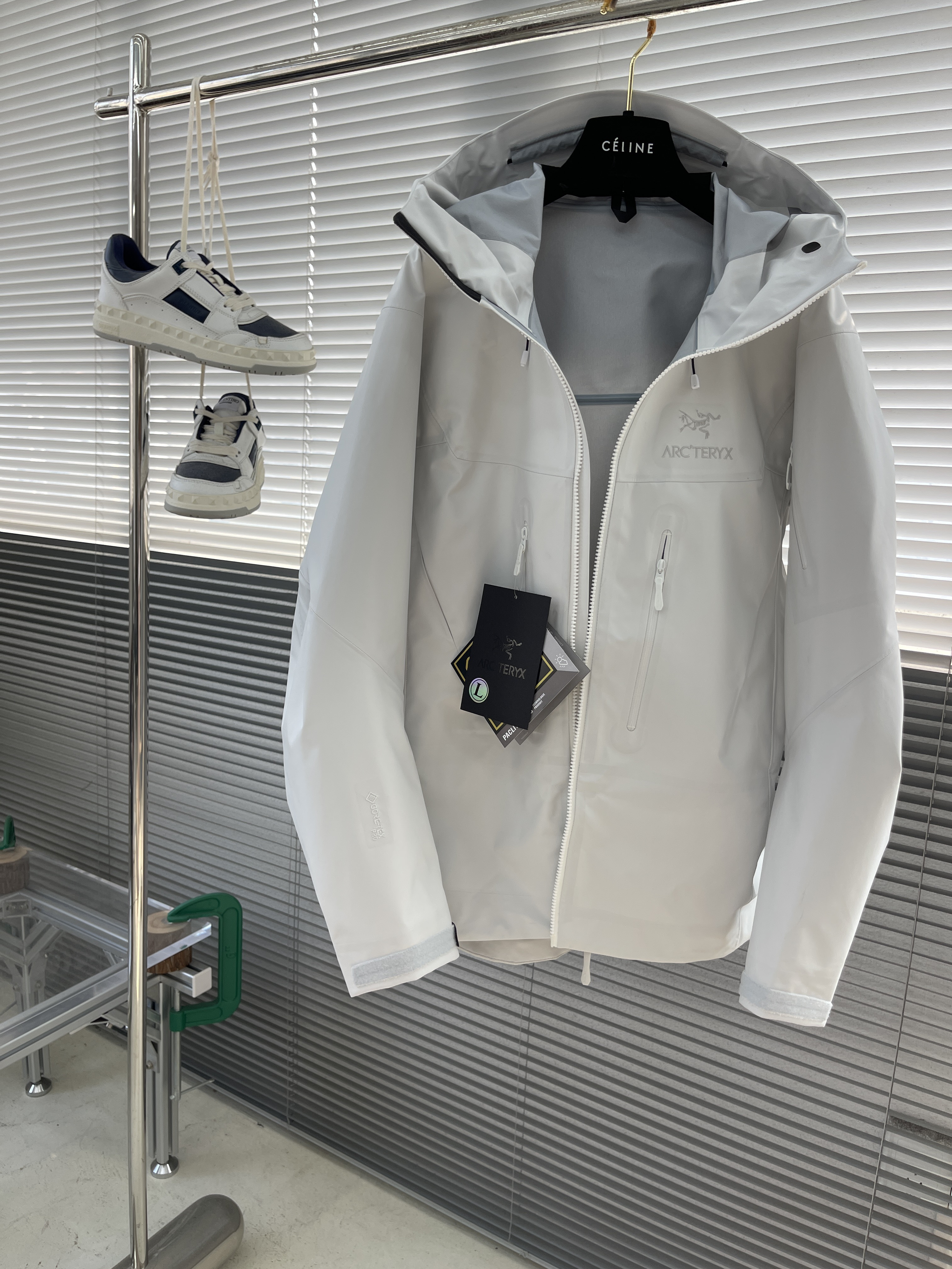 Куртка унисекс в стиле Arc'teryx Alpha SV с капюшоном белого цвета