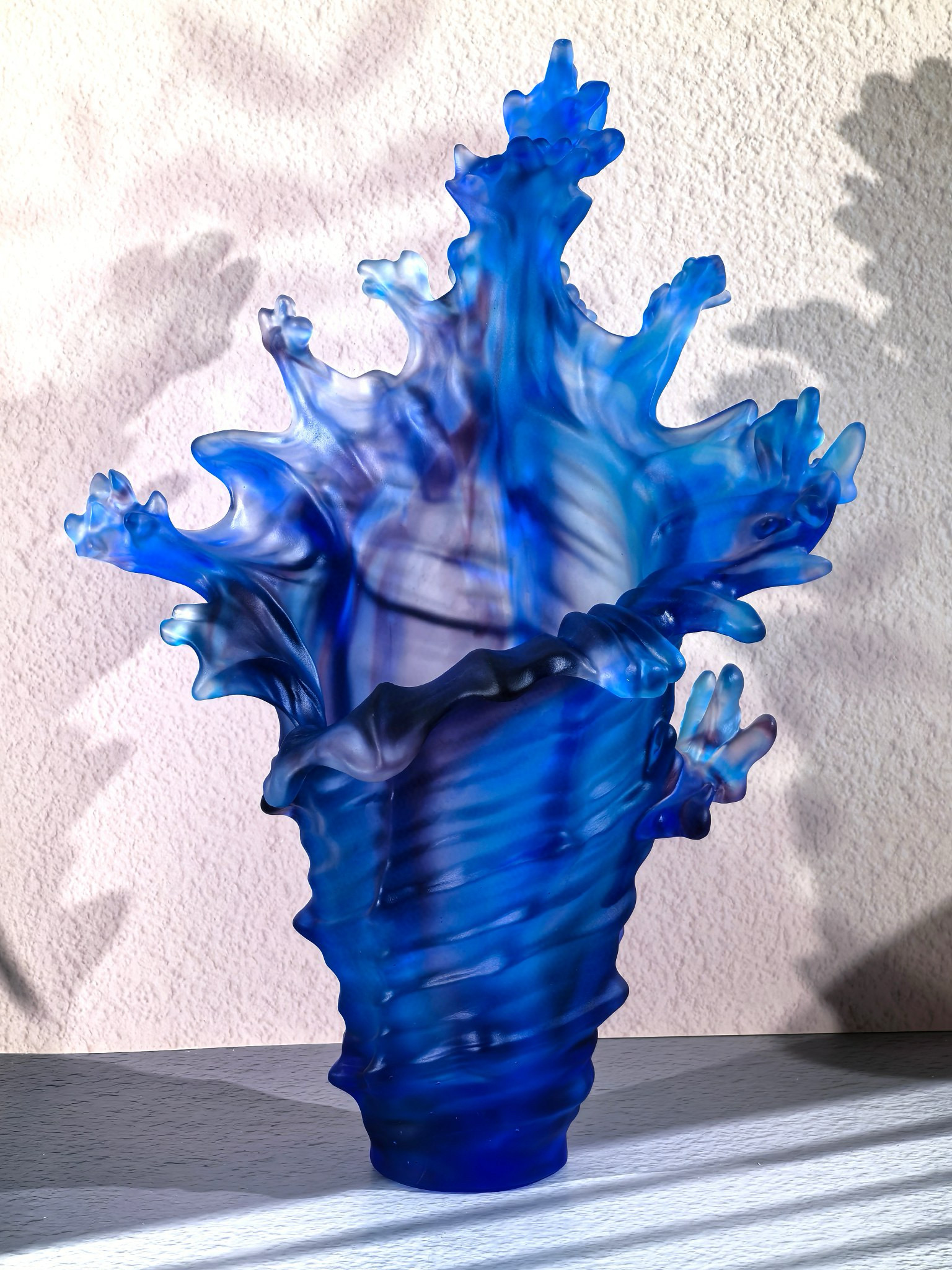 Ваза хрустальная в стиле Daum Sea Conch, синего цвета