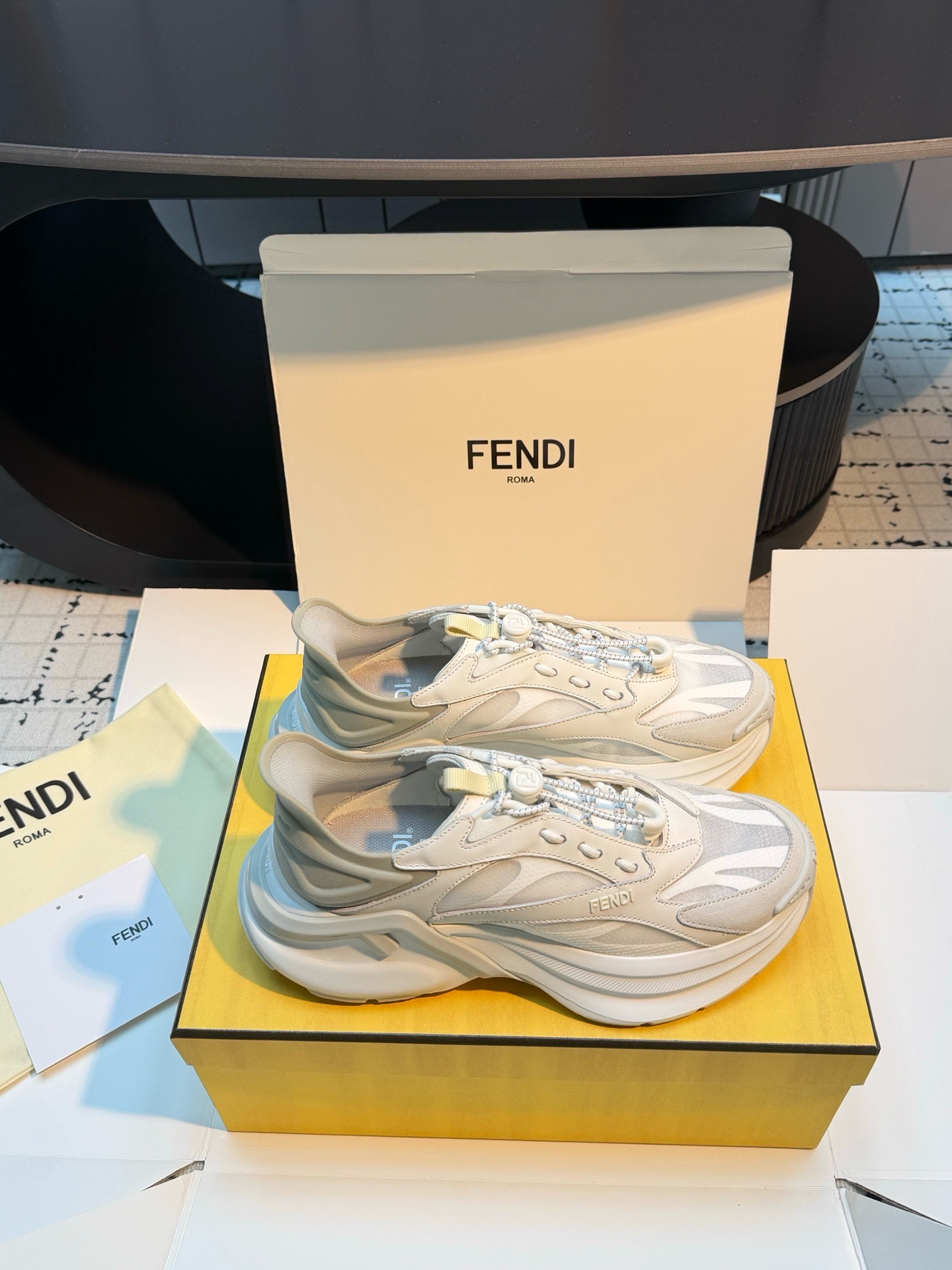 Кроссовки женские в стиле Fendi F-Light светло-серого цвета