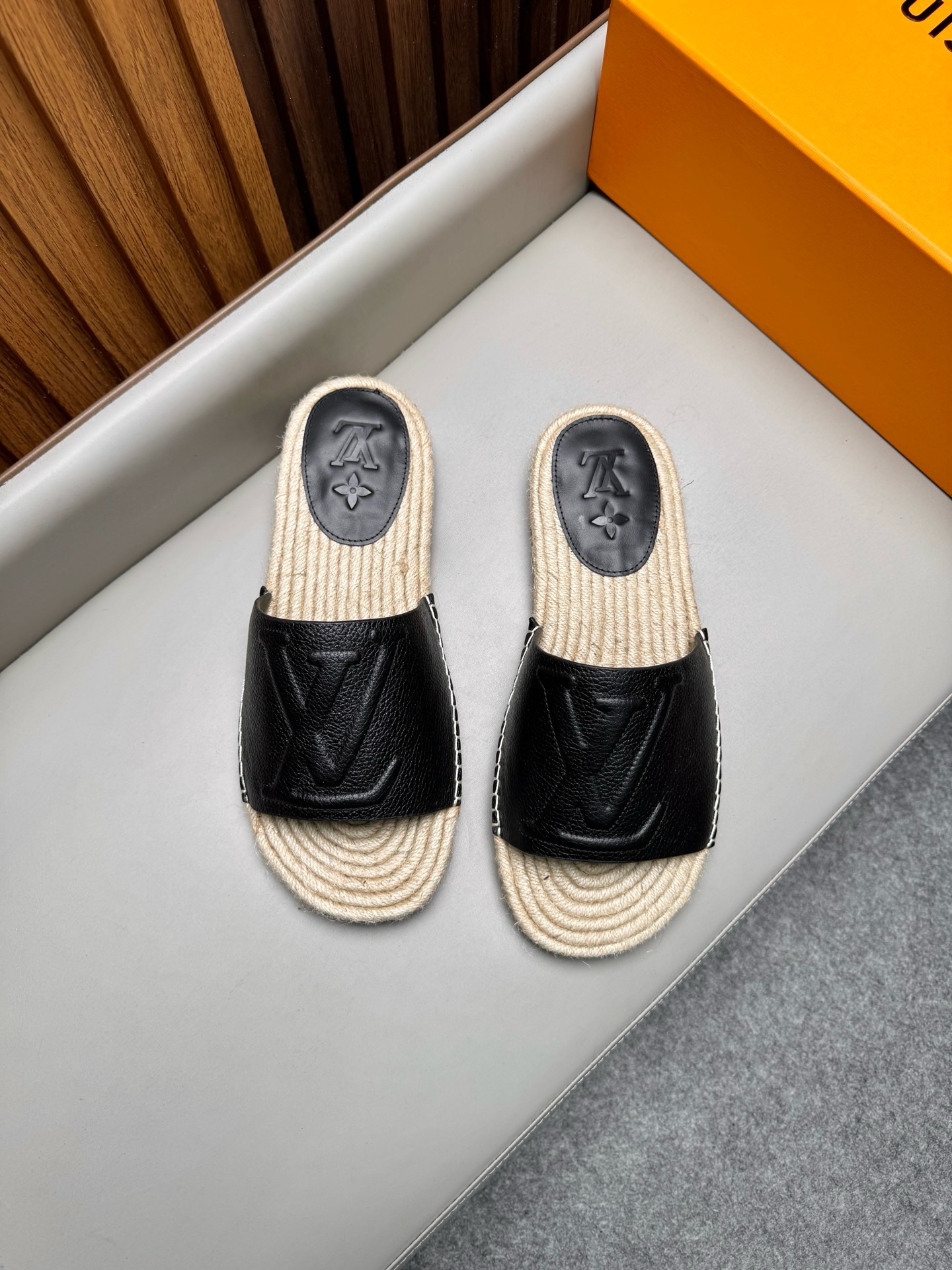 Шлёпанцы мужские в стиле Louis Vuitton черного цвета