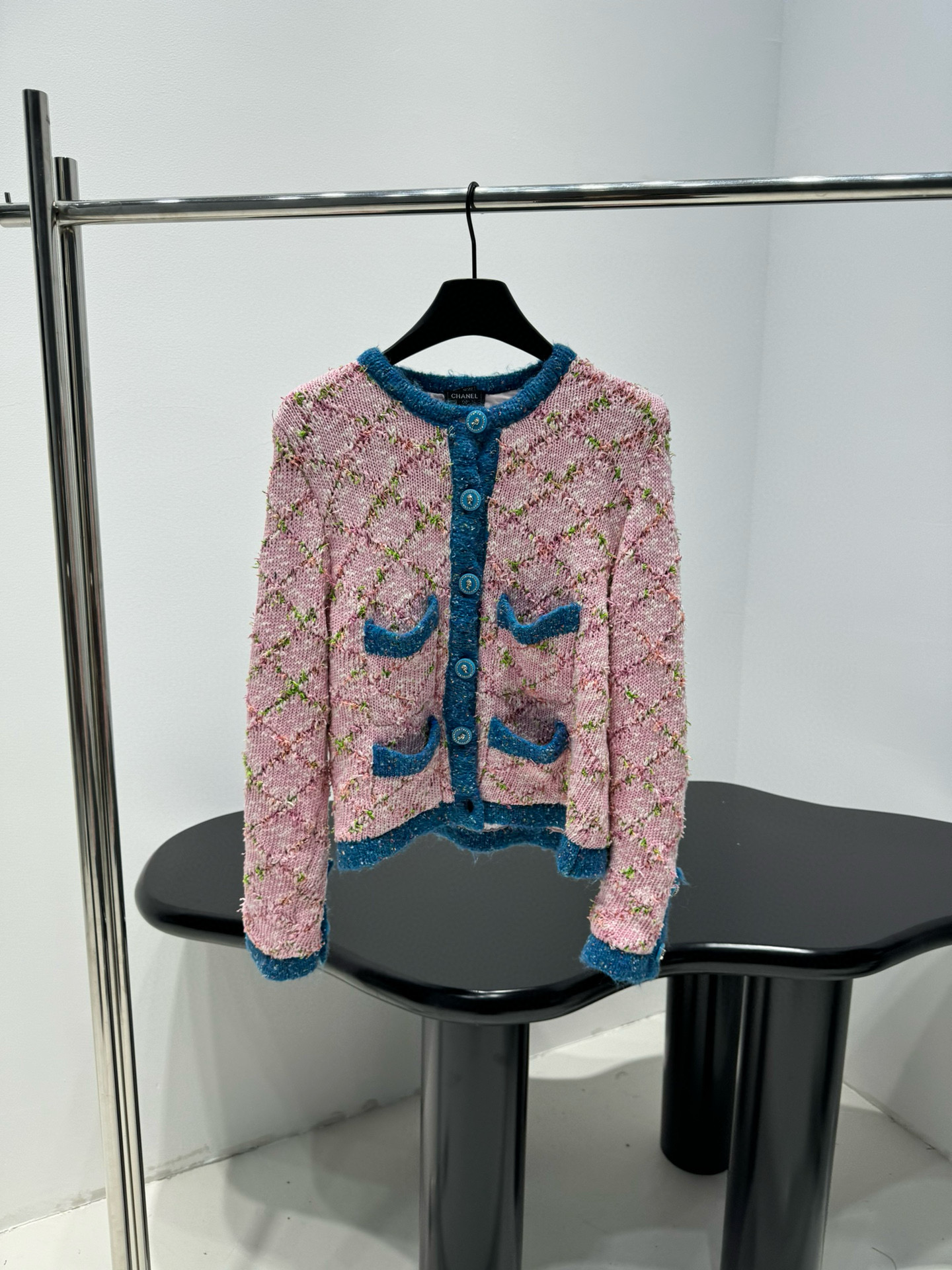 Кардиган женский в стиле Chanel из шерстяного твида розового цвета с контрастной отделкой