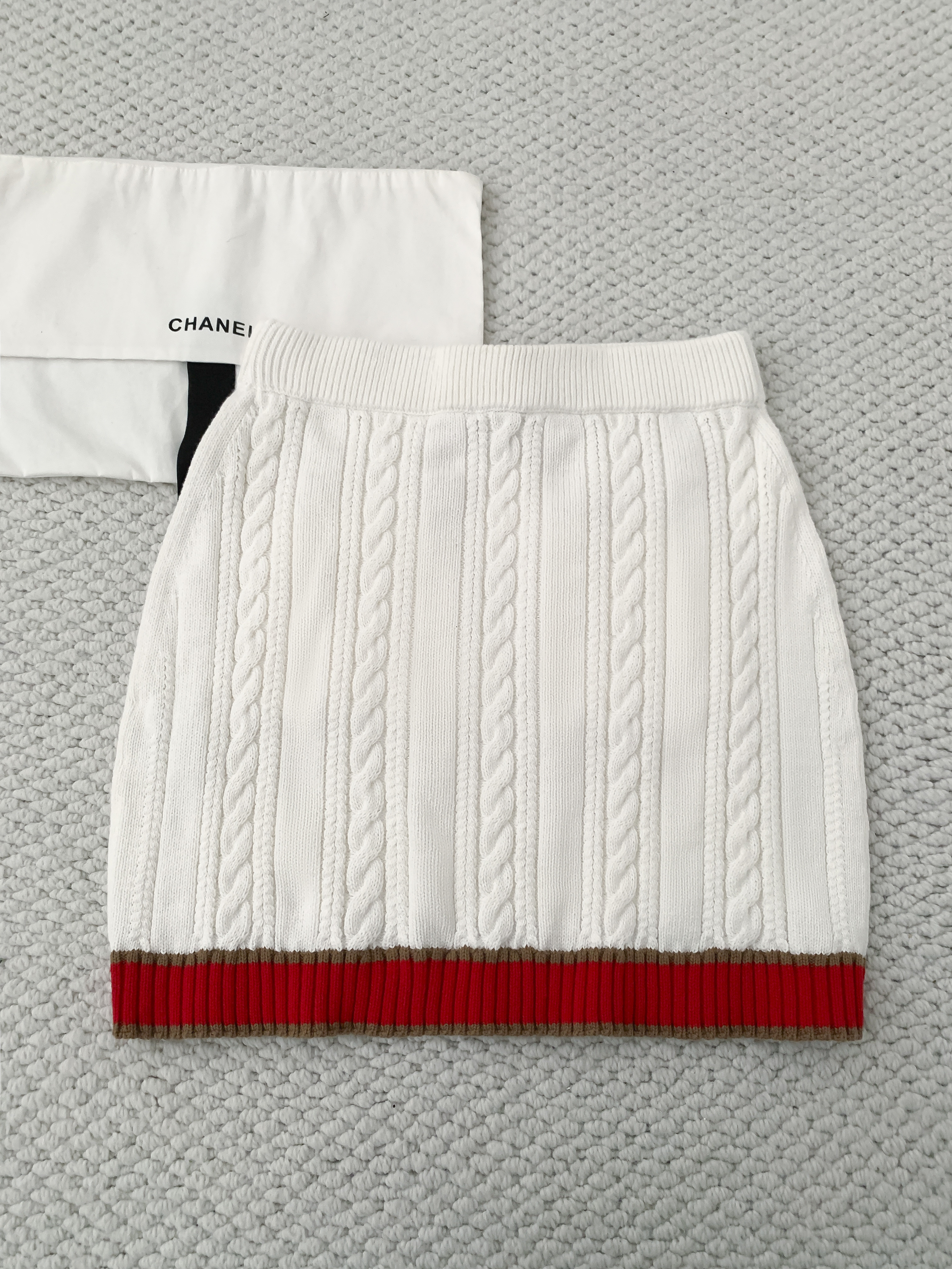 Костюм женский в стиле Chanel белого цвета с юбкой и кардиганом