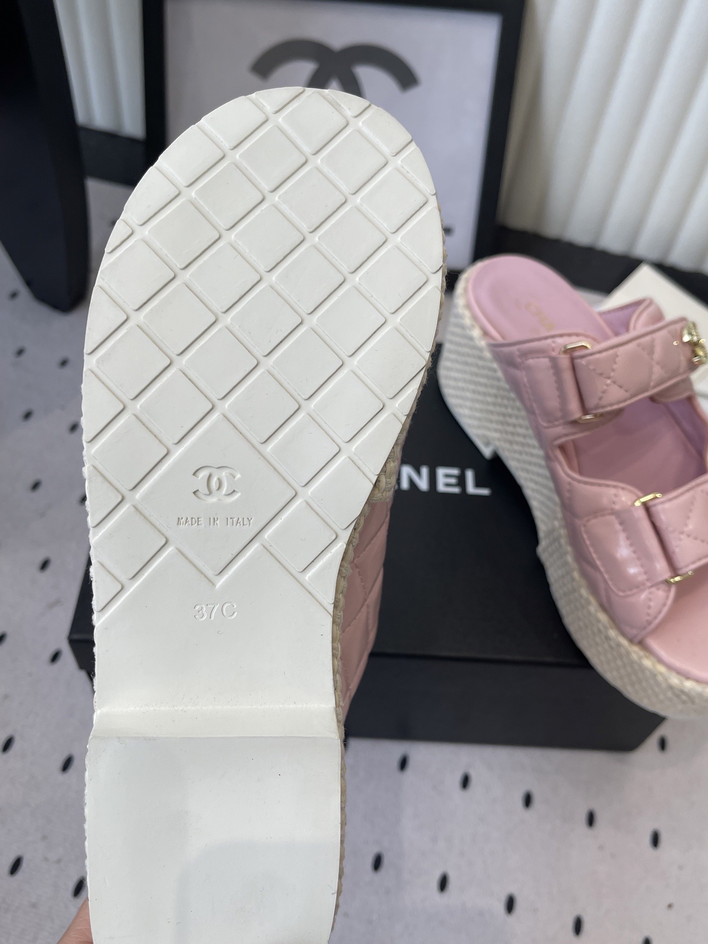 Шлёпанцы женские в стиле Chanel розового цвета на платформе