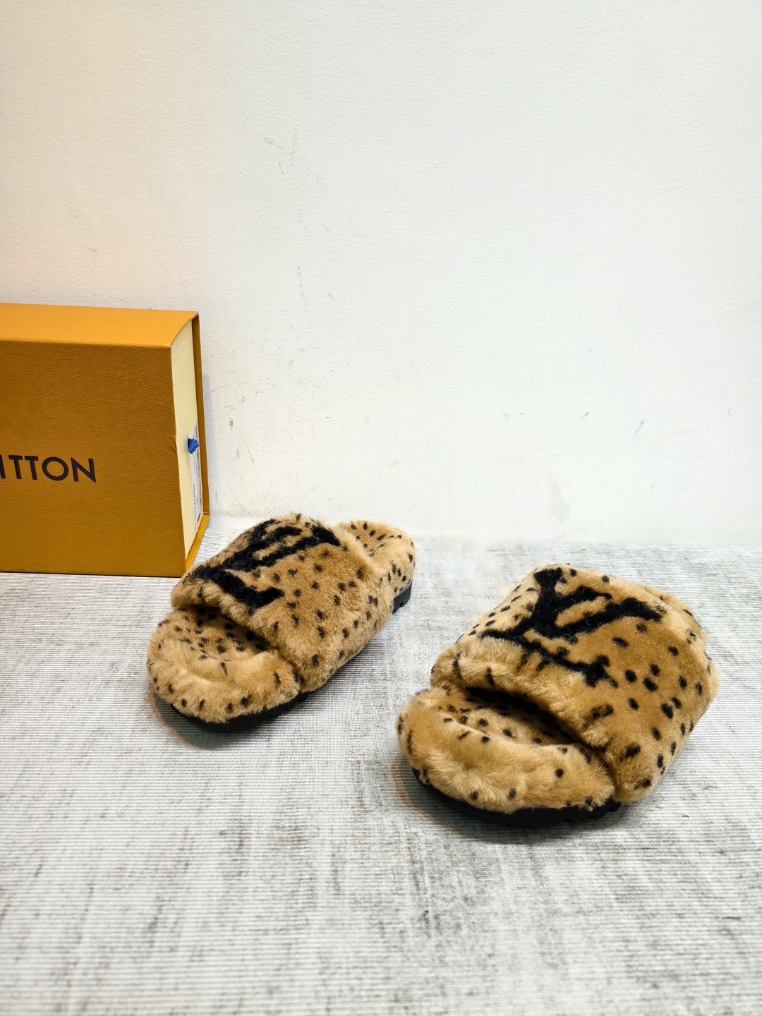 Шлепанцы женские Louis Vuitton коричневого цвета